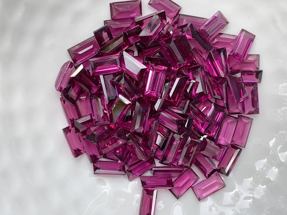 โรโดไลท์สี่เหลี่ยม 6X3 มม. 5 กะรัต