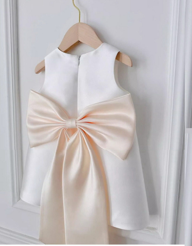 Gd4525- พร้อมส่งจากไทย ชุดออกงานเด็กหญิงสีขาว โบว์ใหญ่สีครีมแชมเปญสวยเรียบหรูสไตล์คุณหนู สุดหรูด้วยเนื้อผ้าสวยดุจไหม โบว์แยกจากชุดได้ ชุดราตรีเด็กทรงสั้น