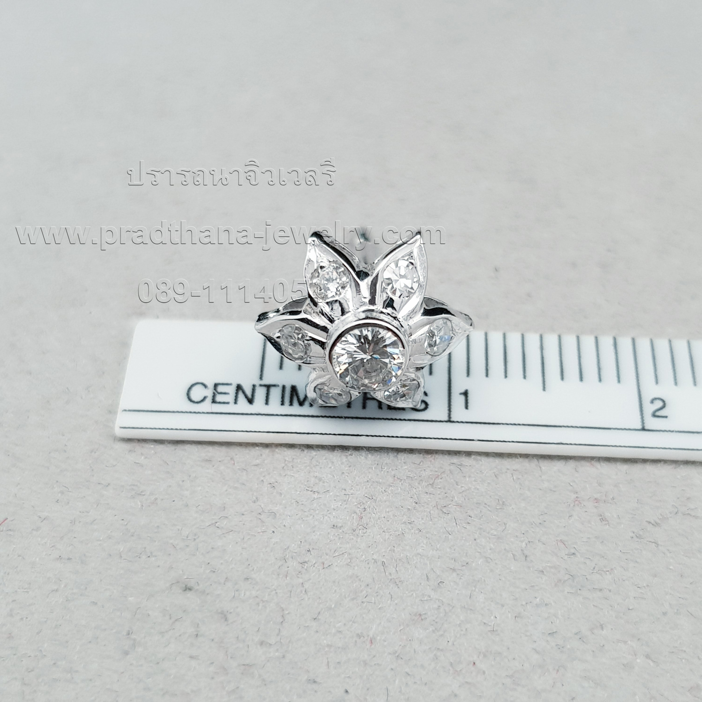 ต่างหูดอกไม้เพชร