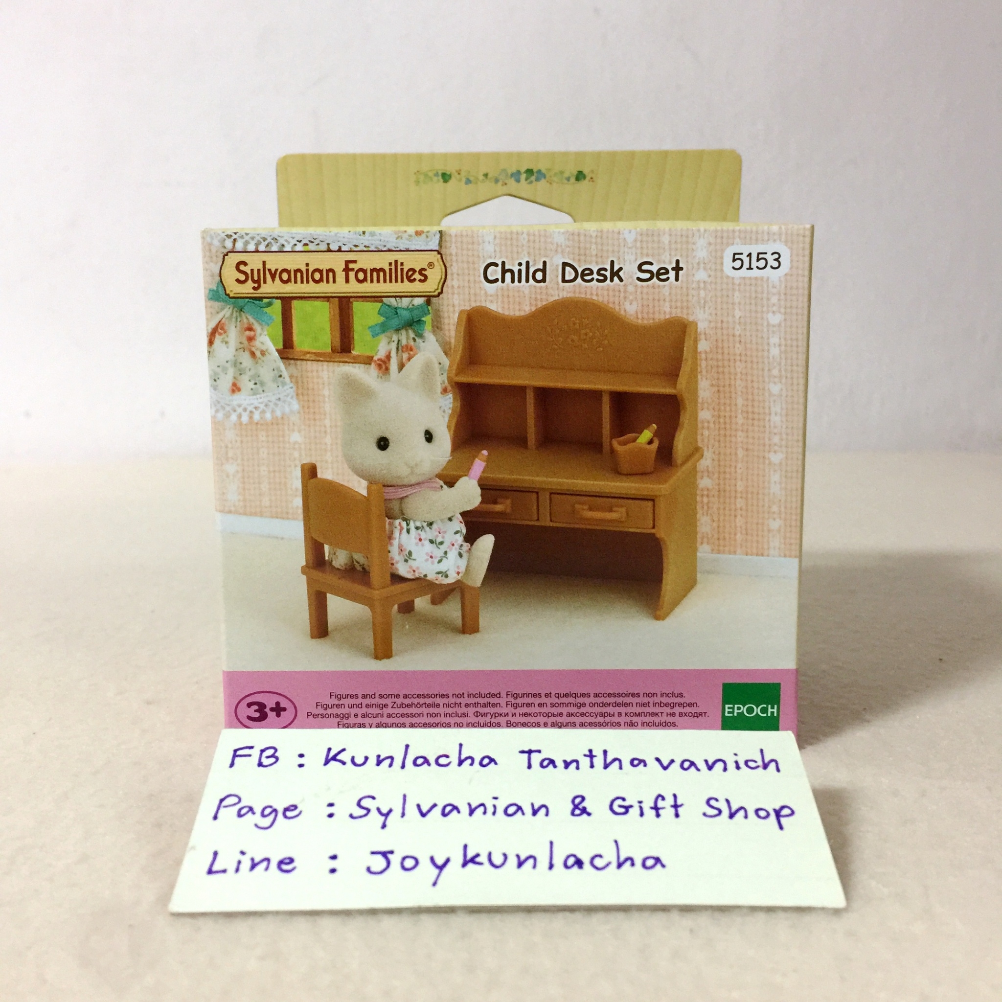 เฟอร์นิเจอร์โต๊ะเขียนหนังสือเด็ก พร้อมที่วางดินสอ และดินสอจิ๋ว ตกแต่งบ้านตุ๊กตา (งานรุ่น Easy Buy) ซิลวาเนียนแท้ Child Desk Set : Sylvanian Families