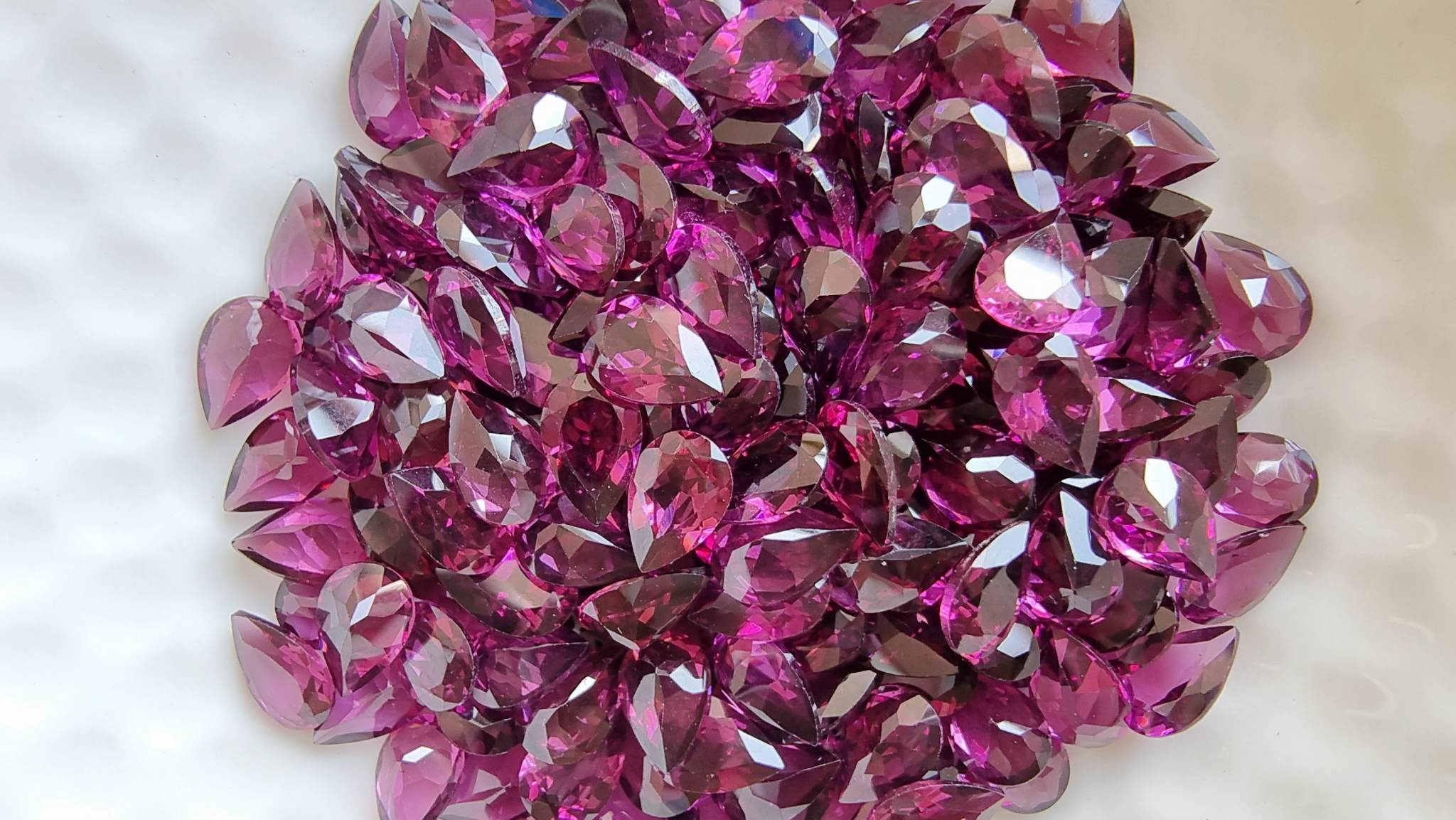 โรโดไลท์หยดน้ำ 6x4 mm. 5 กะรัต