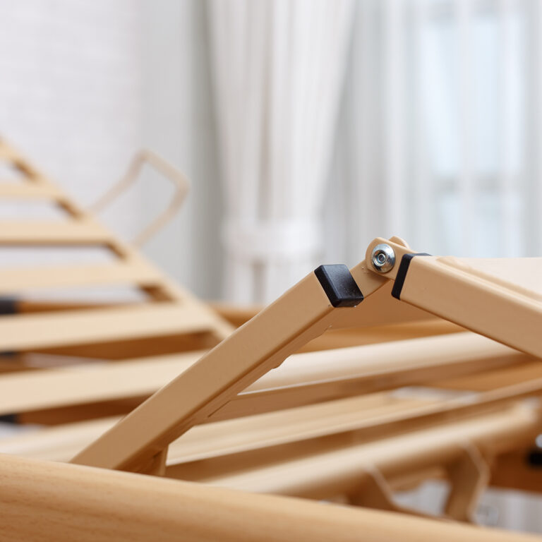 ชุดเตียงผู้ป่วยปรับไฟฟ้า Dali Low Entry (เตียงปรับระดับต่ำสุด 23 cm.) + พร้อมที่นอนเพื่อสุขภาพ MEMORY FOAM + เสาพยุงตัว + ชุดผ้าปูที่นอน + ผ้ายาง