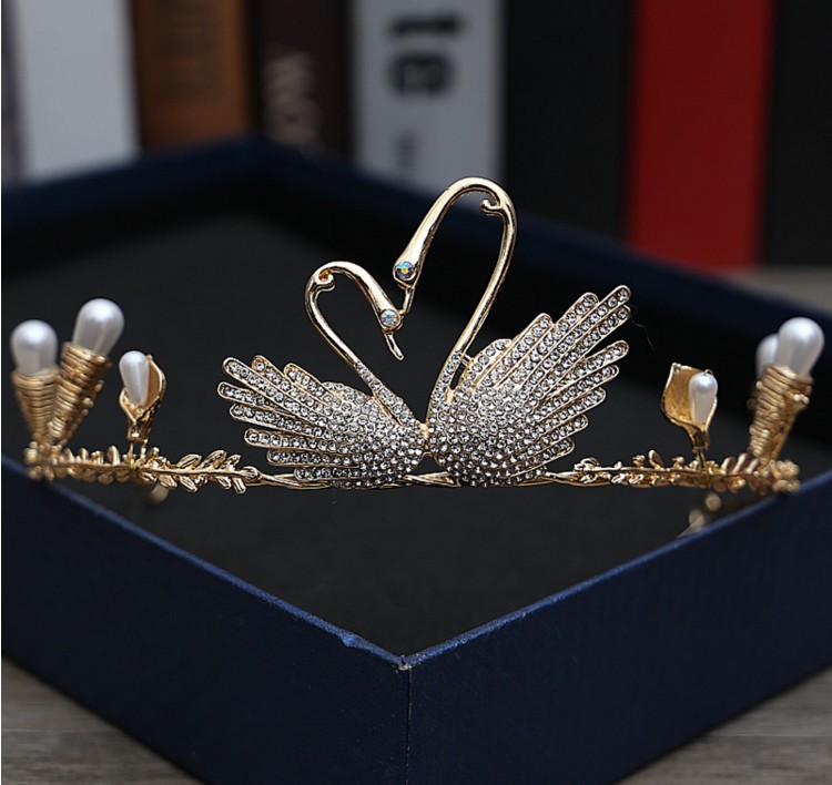 As11461 มงกุฎเพชรตัวเรือนสีทองรูปหงษ์ทองคู่ กว้าง 14.5ซม.ส่วนสูงที่สุด 6ซม.เพชรแวววาวตกแต่งสวยเหมือนแบบขนาดรองใหญ่สวยหรูดูเก๋ ใช้ได้ตั้งแต่เด็กเล็ก5ขวบ-เด็กโตหรือผู้ใหญ่