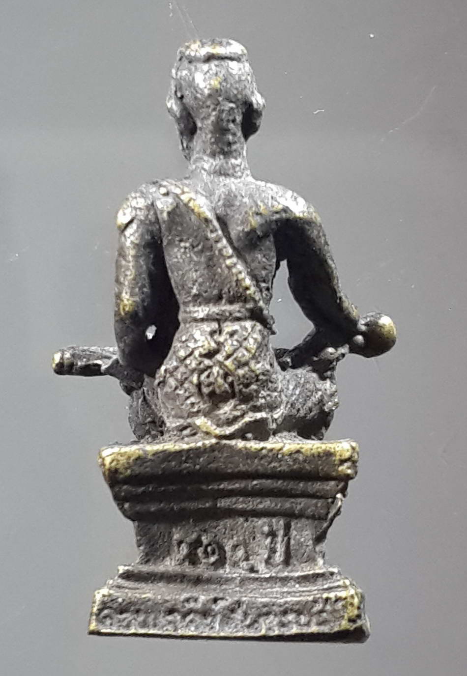 รหัสสินค้า พระกริ่ง พระหล่อ 247 รูปหล่อสมเด็จพระนเรศวรมหาราช ด้านหลังเขียนว่า สุพรรณบุรี ไม่ทราบวัดที่สร้าง