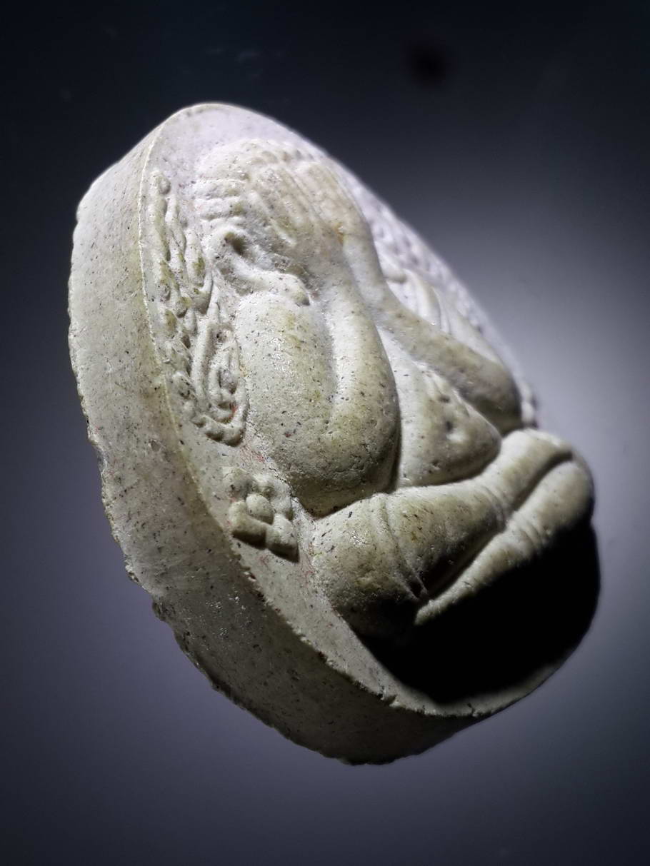 รหัสสินค้า พระปิดตา ทั่วไป 059 พระปิดตาเนื้อผง หลวงปู่ทวด วัดช้างให้ จังหวัดปัตตานี รุ่นมหาลาภ สร้างปี 2538 ที่ระลึกเฉลิมพระเกียรติครองราชย์ครบ 50 ปีรัชกาลที่ 9 พระรายการนี้ให้เช่าบูชาแล้ว