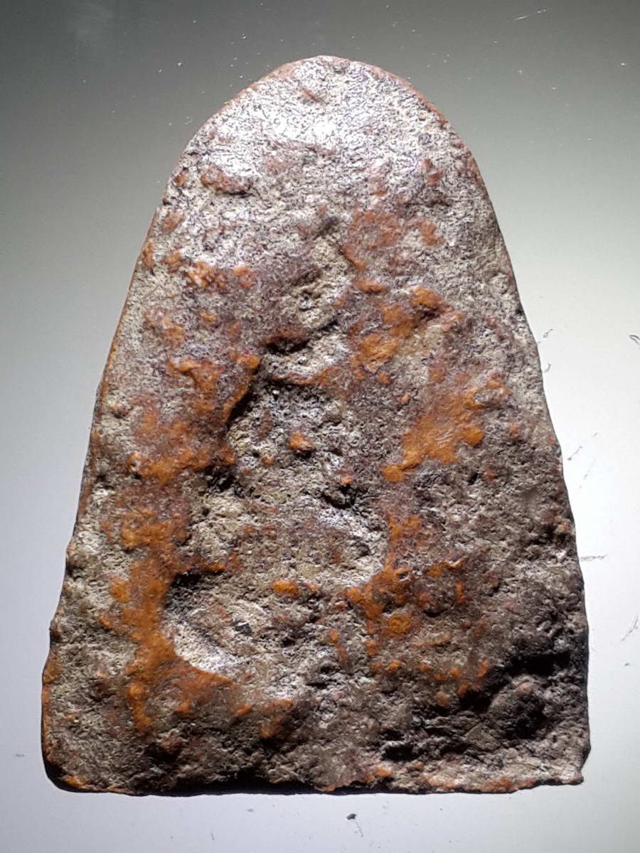 รหัสสินค้า พระไม่ทราบที่ 426 หลวงพ่อเงินเนื้อดินเผา ด้านหลังกดเป็นตราจมลึกลงไปในเนื้อพระ ฝังกรุเพื่อสืบต่ออายุพระพุทธศาสนา ไม่ทราบกรุ พระรายการนี้ให้เช่าบูชาแล้ว