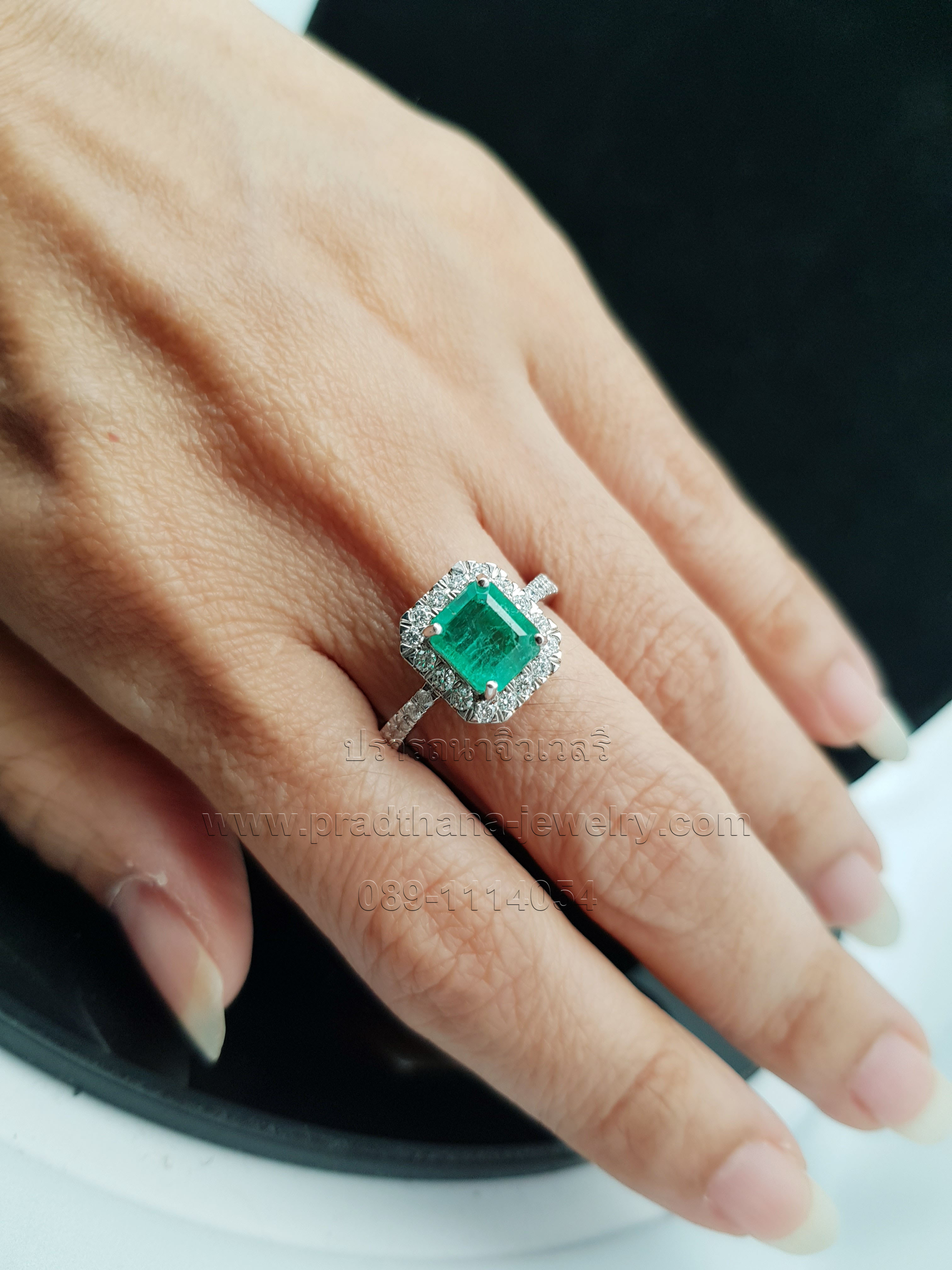 แหวนมรกตประดับเพชร