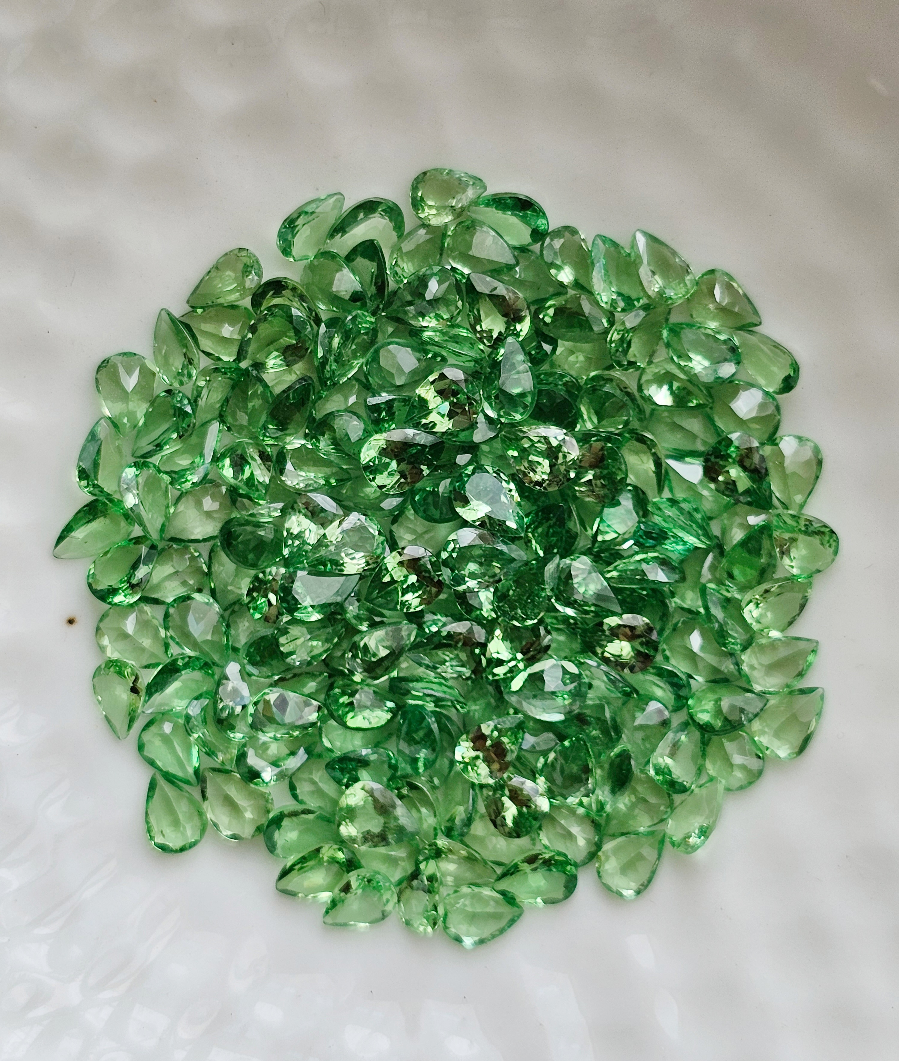 ซาโวไรท์หยดน้ำ 4x3mm. 1 กะรัต