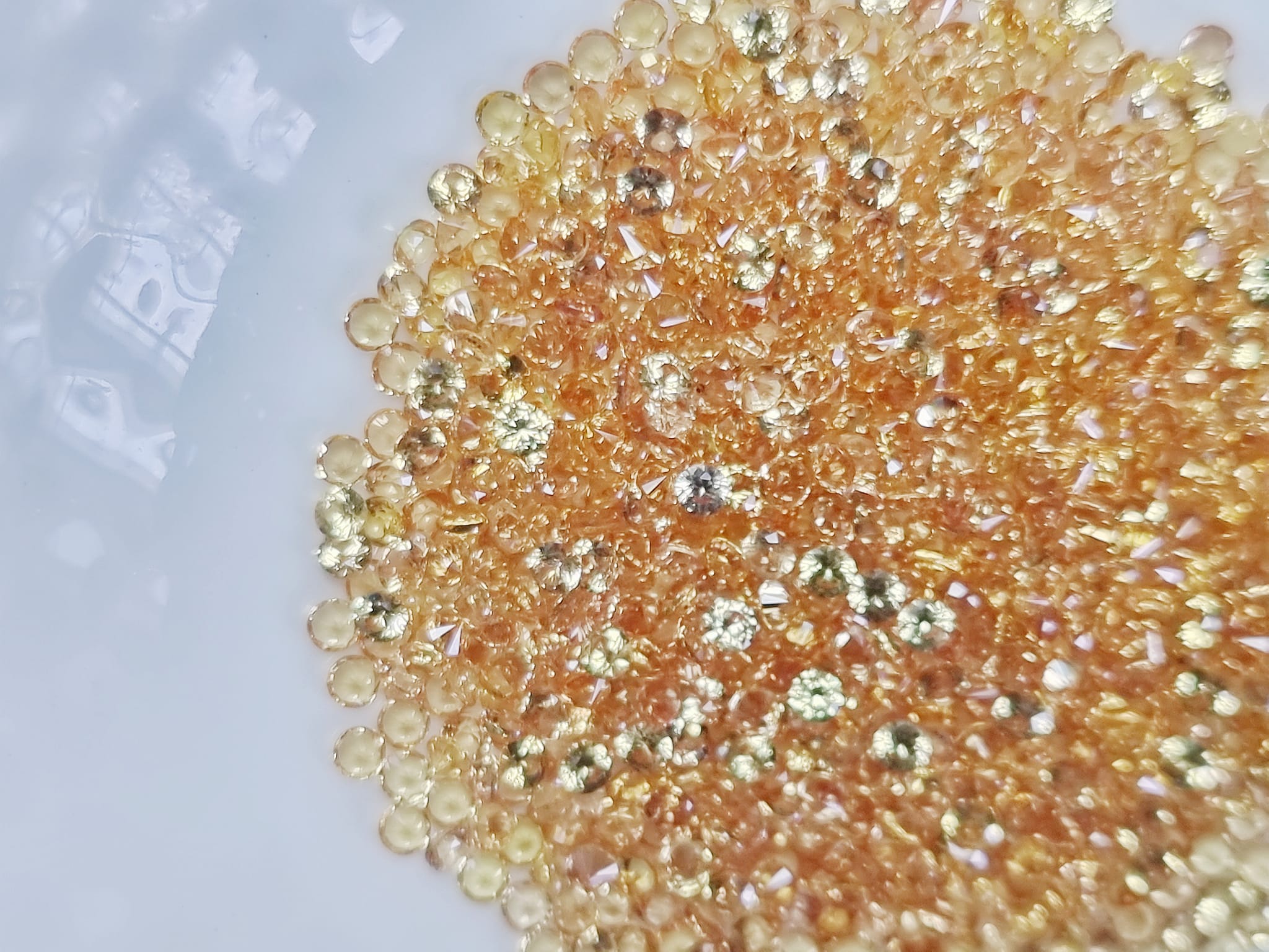 พลอยบุษราคัมกลมเจียรเหลี่ยม 1.9 มม. 1 กะรัต