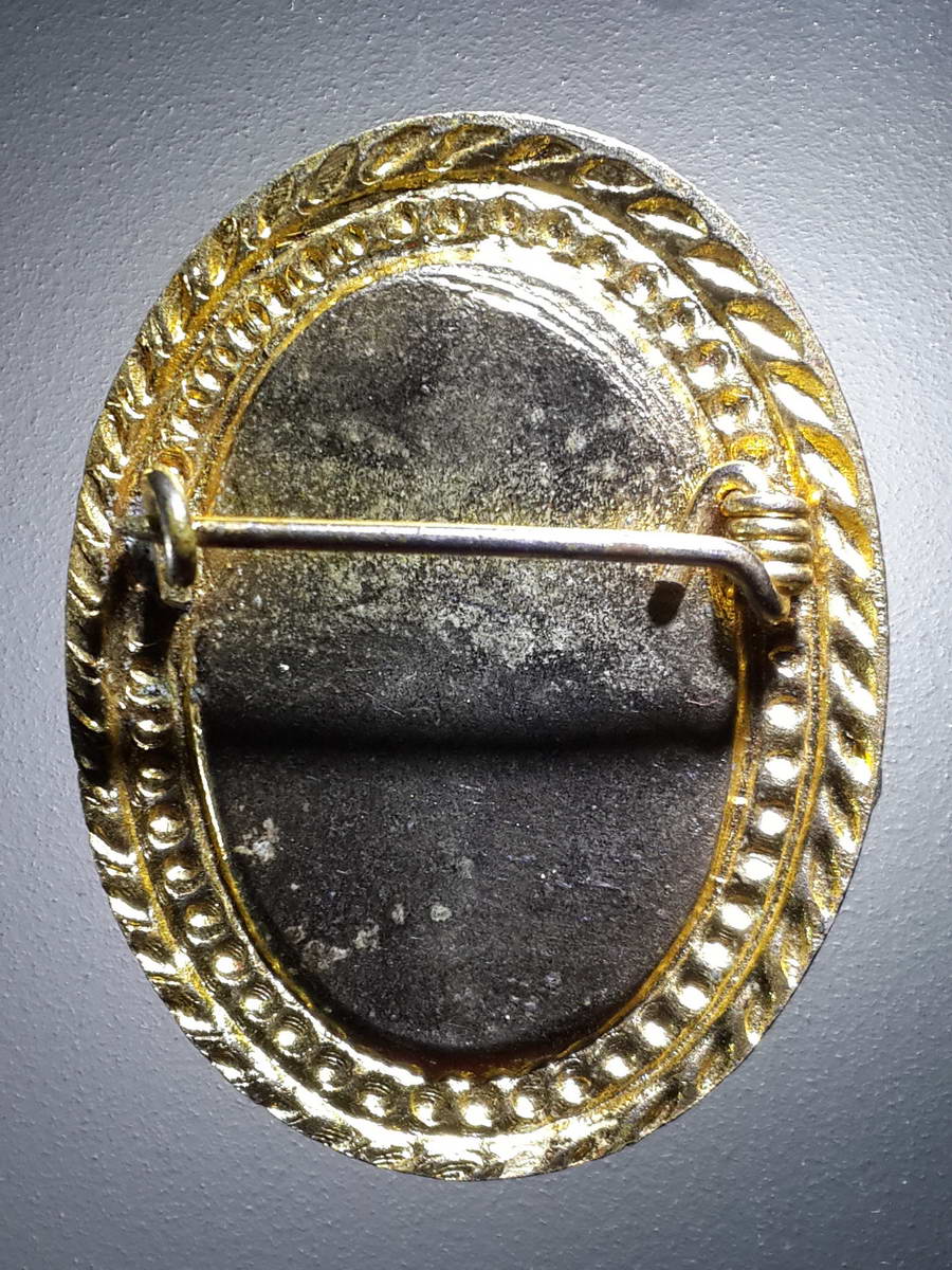 รหัสสินค้า เครื่องราง ล็อตเก็ต ภาพถ่าย 067 เข็มกลัดกะไหล่ทอง หลวงพ่อคูณ วัดบ้านไร่ จังหวัดนครราชสีมา ไม่ทราบปีที่สร้าง