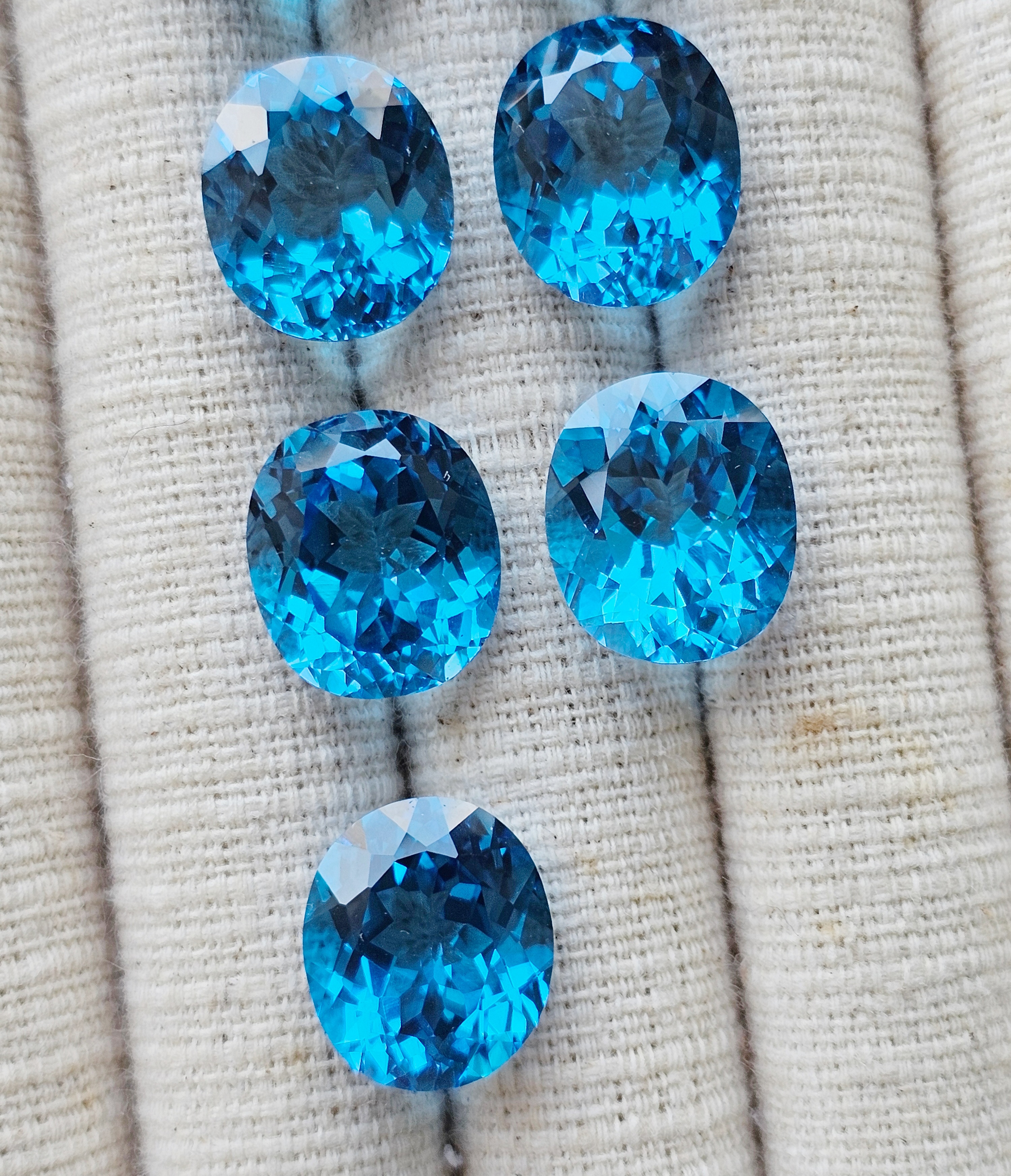 สวิสบลูโทปาสไข่เจียรเหลี่ยม 14x12mm. 1 เม็ด