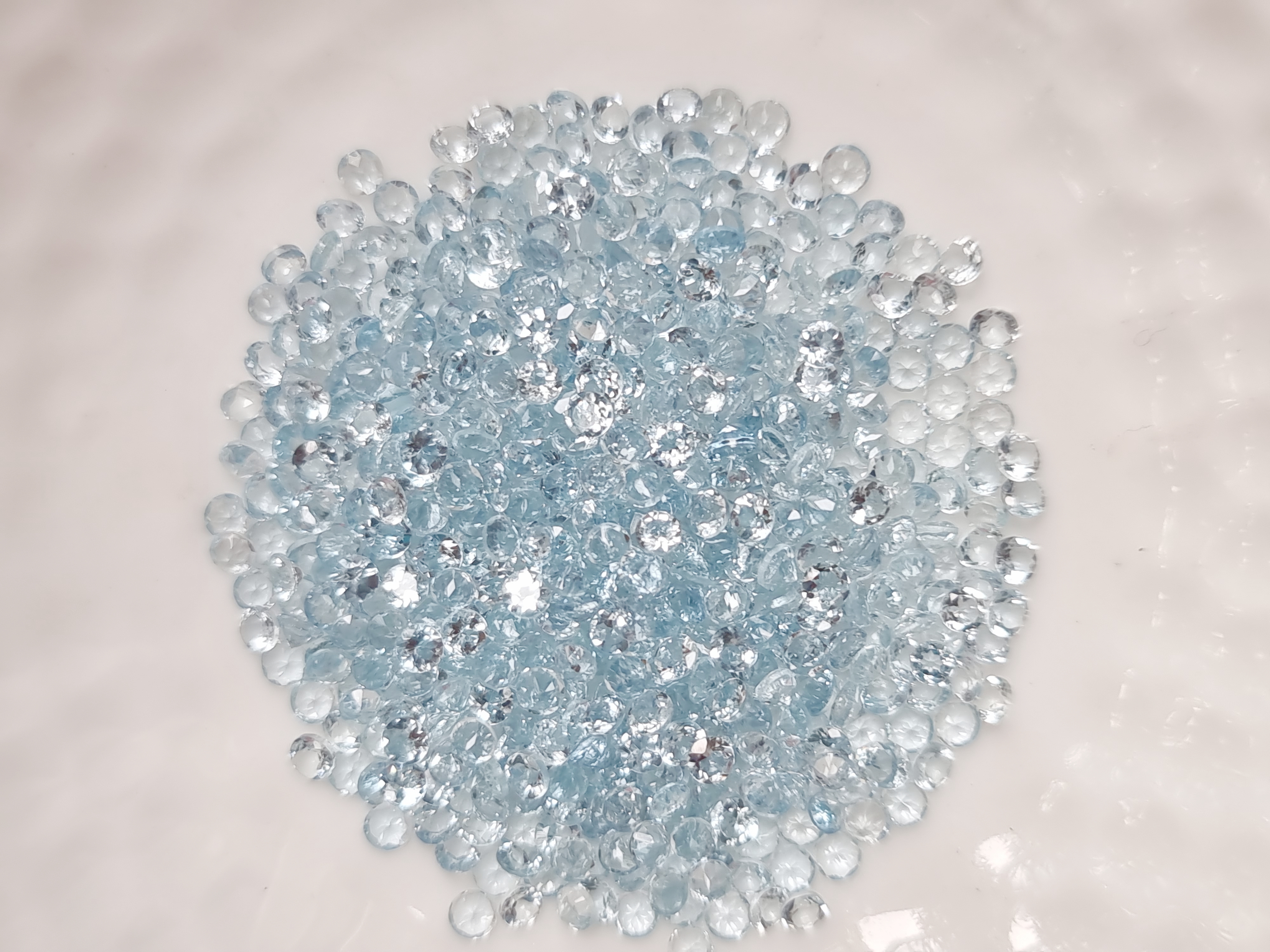 Aquamarine อความารีนกลม 2.0 มม. 1 กะรัต