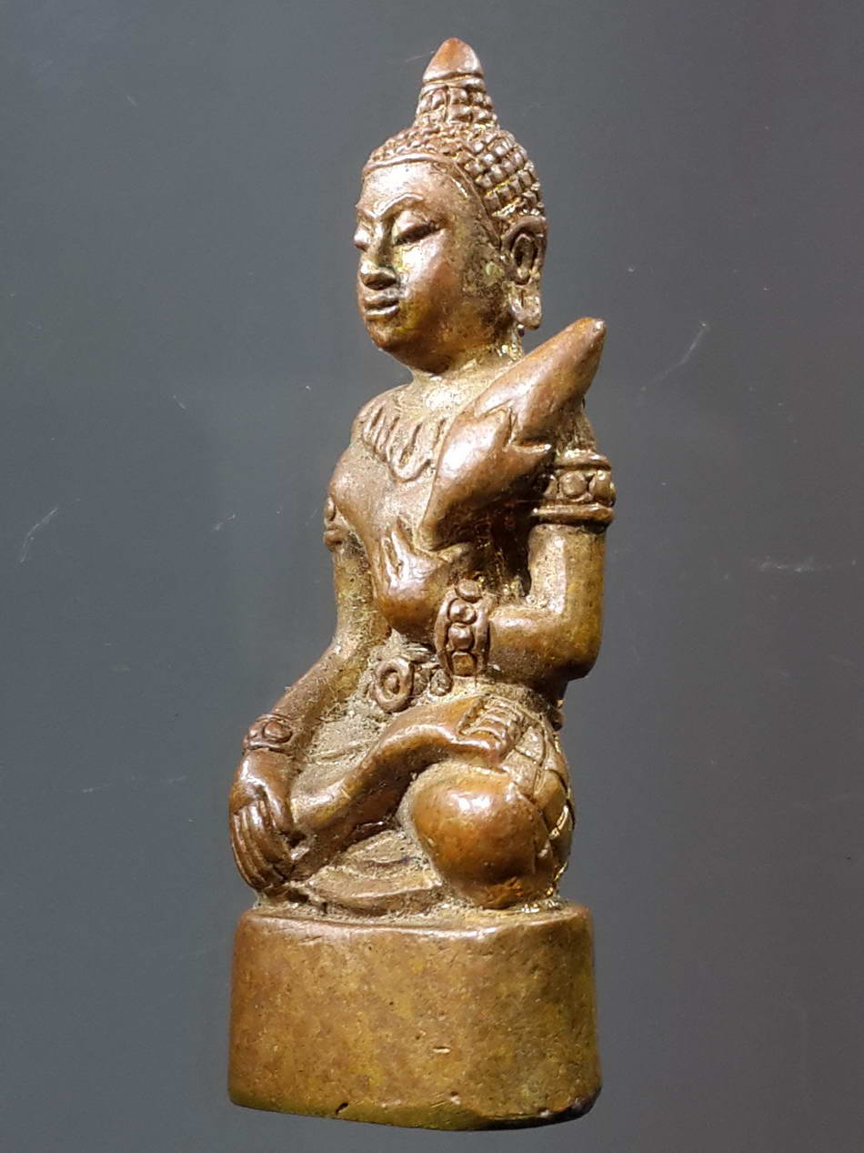 รหัสสินค้า พระกริ่ง พระหล่อ 221 พระอุปคุต เขมร (พระบัวเข็ม) เนื้อนวโลหะ ไม่ทราบที่ น่าจะเป็นพระเกจิยุคเก่าสร้าง เป็นพระหล่อโบราณ แต่งเกลาผิว พระรายการนี้ให้เช่าบูชาแล้ว