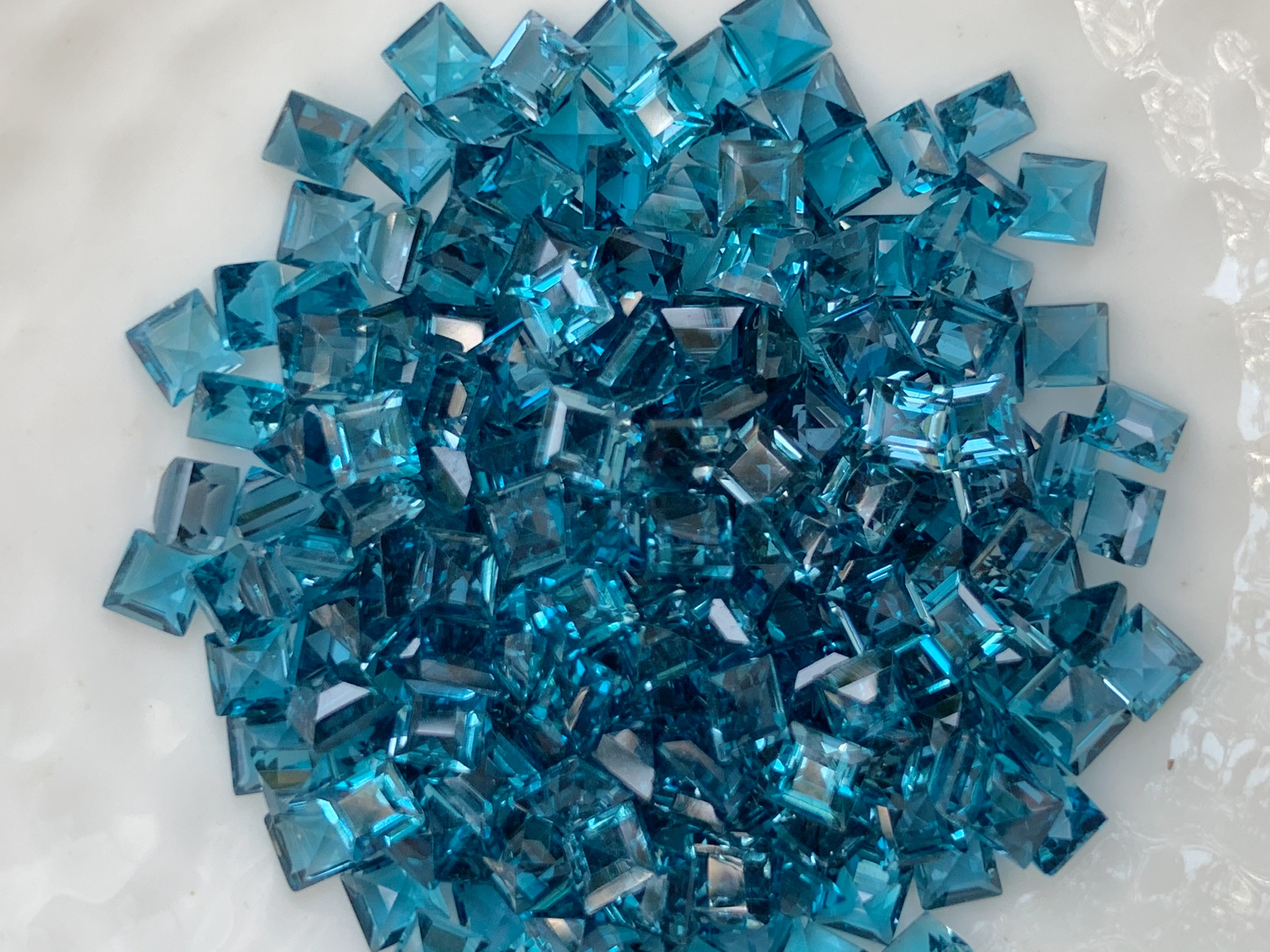 ลอนดอนบลูโทปาสสี่เหลี่ยม 3x3 mm. 5 กะรัต