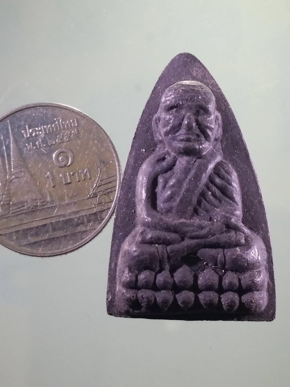 รหัสสินค้า พระเนื้อดิน เนื้อผง เนื้อว่าน 114 หลวงปู่ทวด เนื้อผงใบลาน ที่ระลึกครองราชย์ 60 ปี ในหลวงรัชกาลที่ 9 ขนาดเทียบกับเหรียญบาท