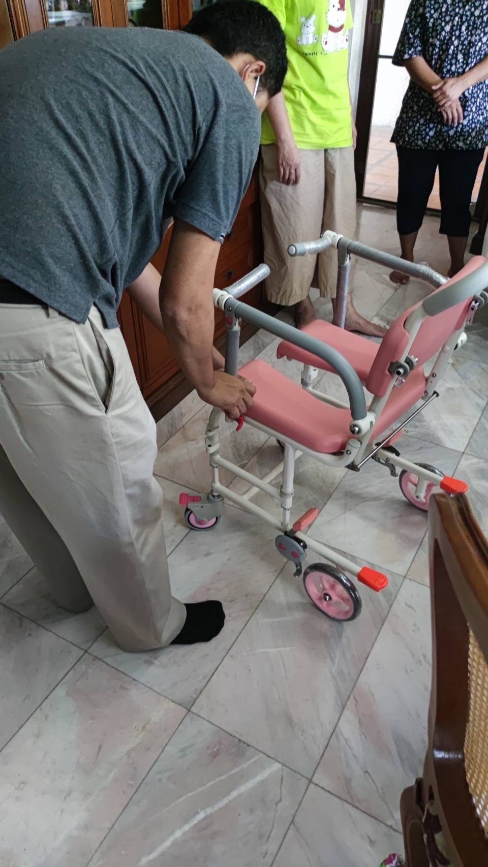 รถเข็นคร่อมสุขภัณฑ์ อาบน้ำ นั่งถ่าย อเนกประสงค์ Matsunaga Wheelchair รุ่น SW21W (入浴関連) แบรนด์จากประเทศญี่ปุ่น (รุ่นยอดนิยม)
