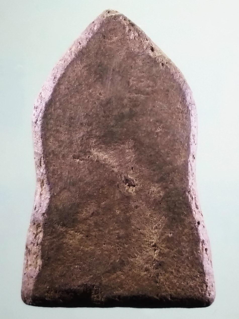 รหัสสินค้า พระเนื้อดิน เนื้อผง เนื้อว่าน 224 พระพุทธชินราช ใบเสมาเนื้อดินเผา กรุวัดหอกลอง จังหวัดพิษณุโลก ขนาดเทียบกับเหรียญบาท