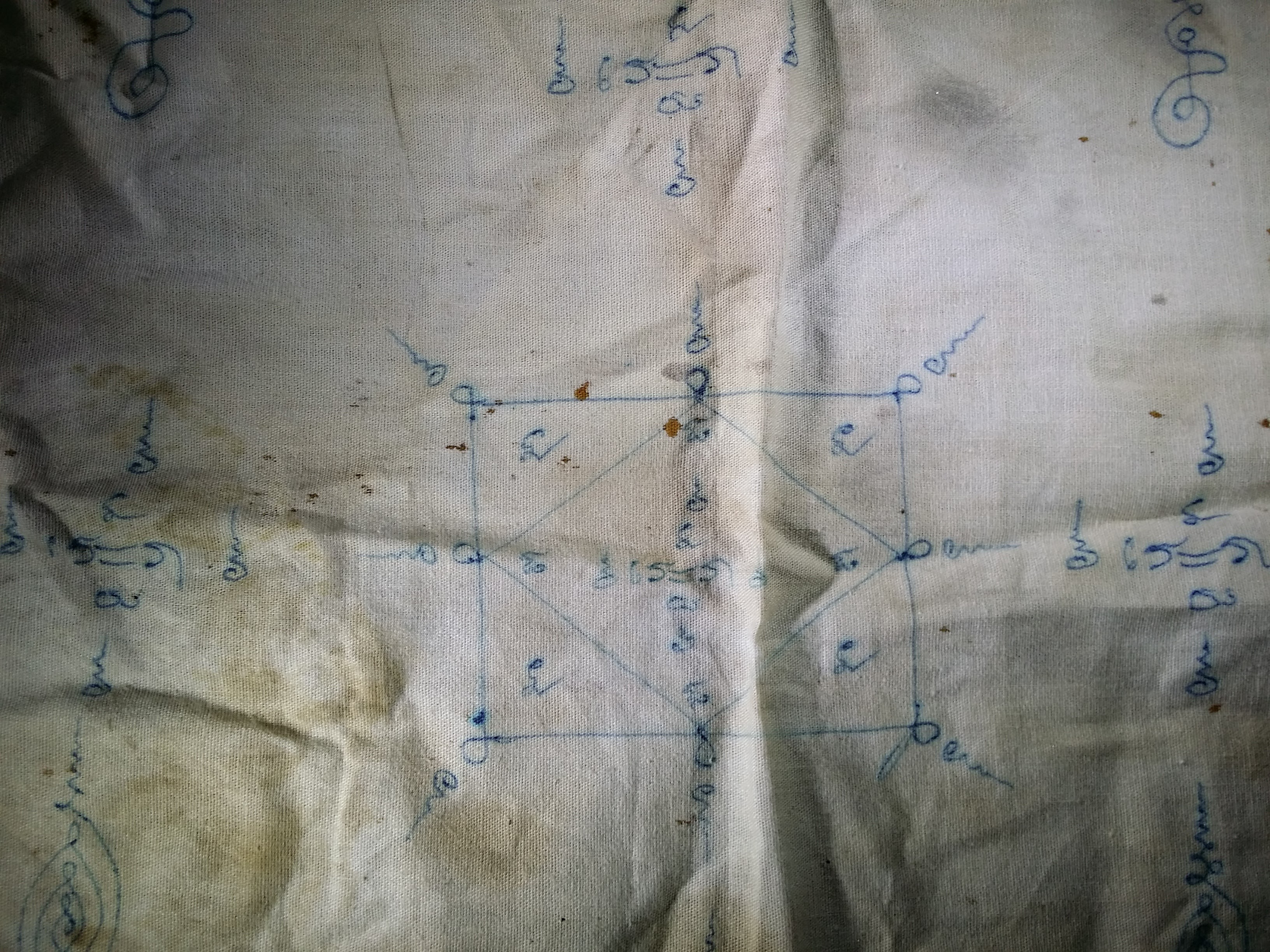 รหัสสินค้า ผ้ายันต์สำนักต่างๆ 030 ผ้ายันต์ เขียนมือ ไม่ทราบสำนัก ผ้ายันต์เขียนมือนี้ สร้างขึ้นจากผู้ที่รู้ อักขระอาคม ศึกษาวิชาไสยเวทย์ จึงได้กระทำขึ้น ถึงแม้จะไม่รู้สำนัก แต่ก็สามารถเช่าไว้บูชาเพื่อทดลองพุทธคุณได้ครับ