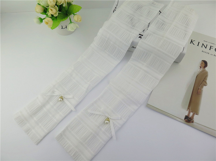 GL11121 ถุงมือเด็กออกงานสีขาว ถุงมือเด็กสวยหวานแนวเก๋ๆ ก่อนยืดกว้างรอบ6นิ้วยืดรับได้กับแขนทุกขนาด หรือใช้เป็นปลอกแขนได้ เหมาะ 5-15 ขวบ ใช้เป็นถุงมือที่ใช้ในการแสดงหรือออกงาน