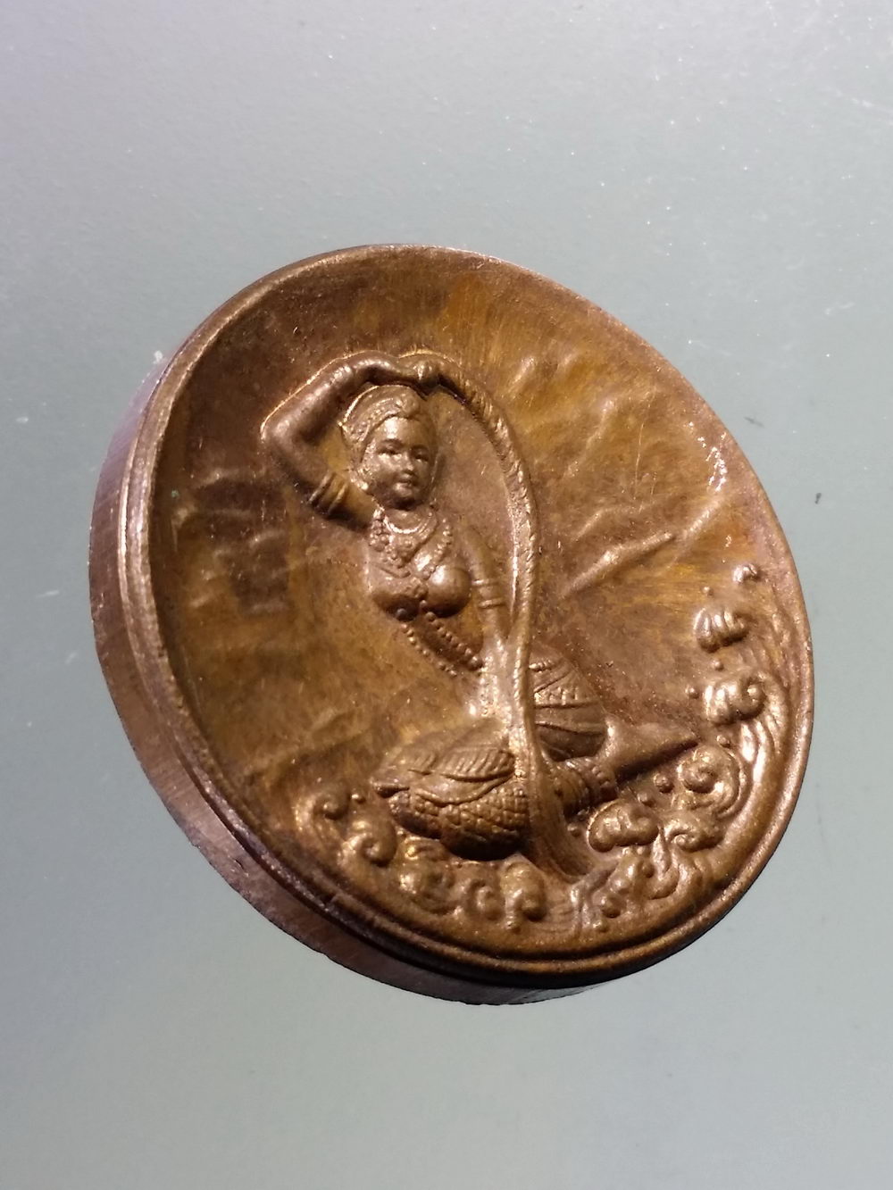 Antig Pim 243 เหรียญพระแม่ธรณีบีบมวยผม พระครูปลัดภูสิทธิ์ วัดป่าเขาน้อย อำเภอหนองไผ่ จังหวัดเพชรบูรณ์ ตอกโค๊ต 2 โค้ด