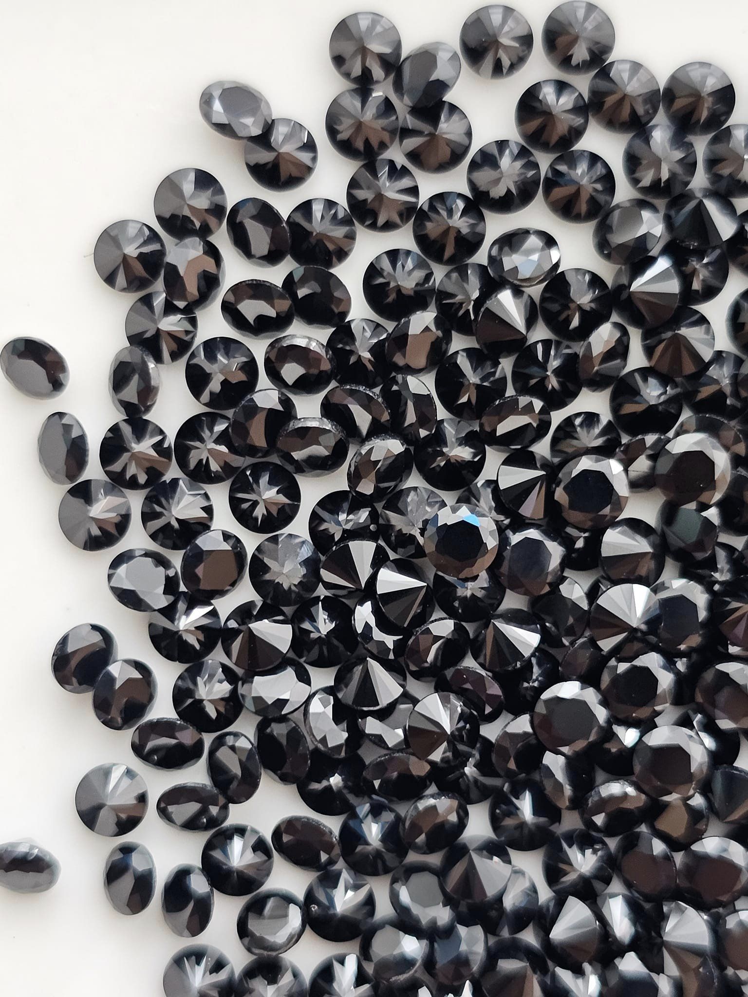 พลอยนิลกลมเจียรเหลี่ยม 2.7mm. 5 กะรัต