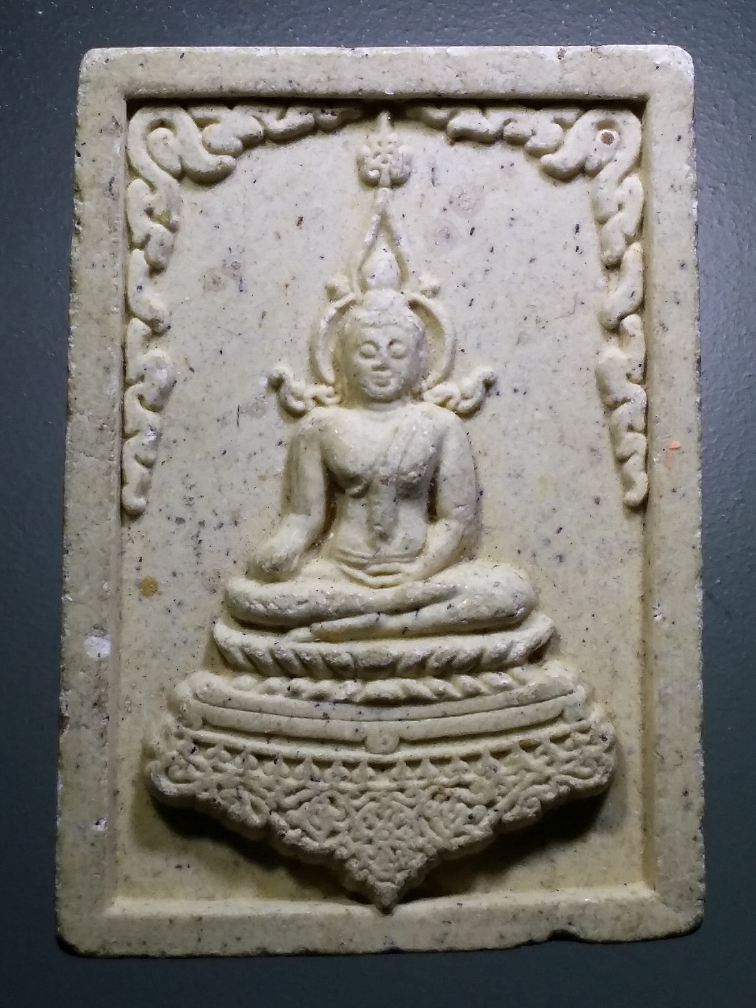 รหัสสินค้า พระเนื้อดิน เนื้อผง เนื้อว่าน 2814 พระพุทธเนื้อผงซุ้มลายกนก วัดขนอนใต้ จังหวัดอยุธยา หลังยันต์ดวง นักกษัตริย์ปีจอ