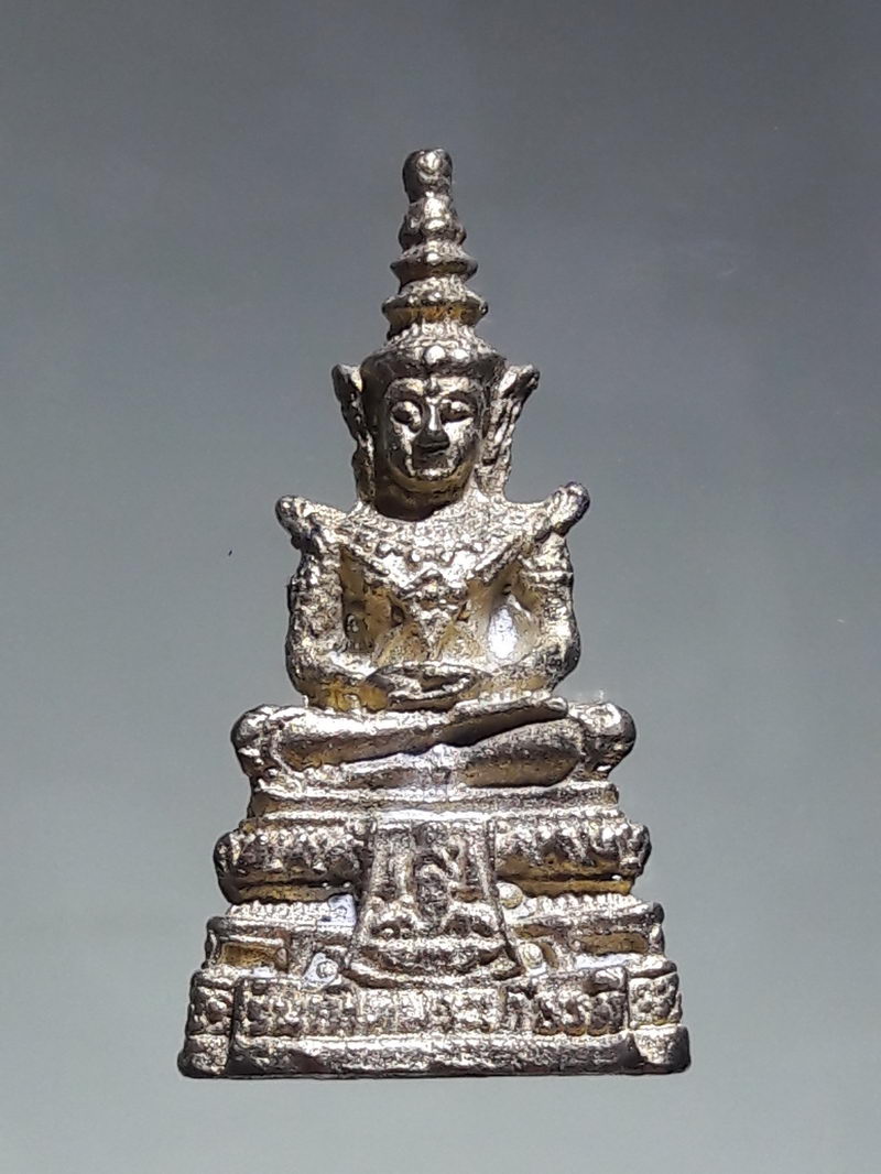 รหัสสินค้า พระมีกล่อง 265 รููปหล่อเนื้อทองระฆัง สมเด็จมหาจักรพรรดิ รุ่น 1 สำนักสงฆ์พรหมวนาราม จังหวัดพิษณุโลก ขนาดเทียบกับเหรียญบาท กล่องเดิม