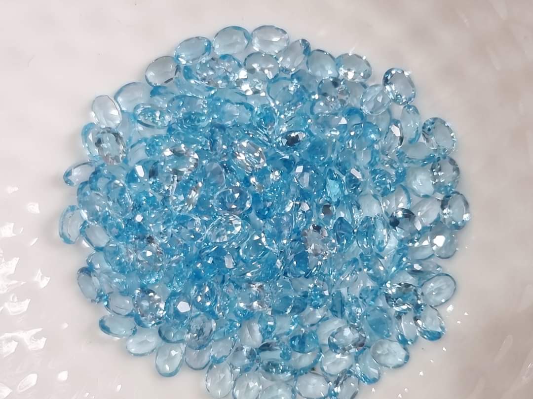 สวิสบลูโทปาสไข่ 4x3mm. 5 กะรัต