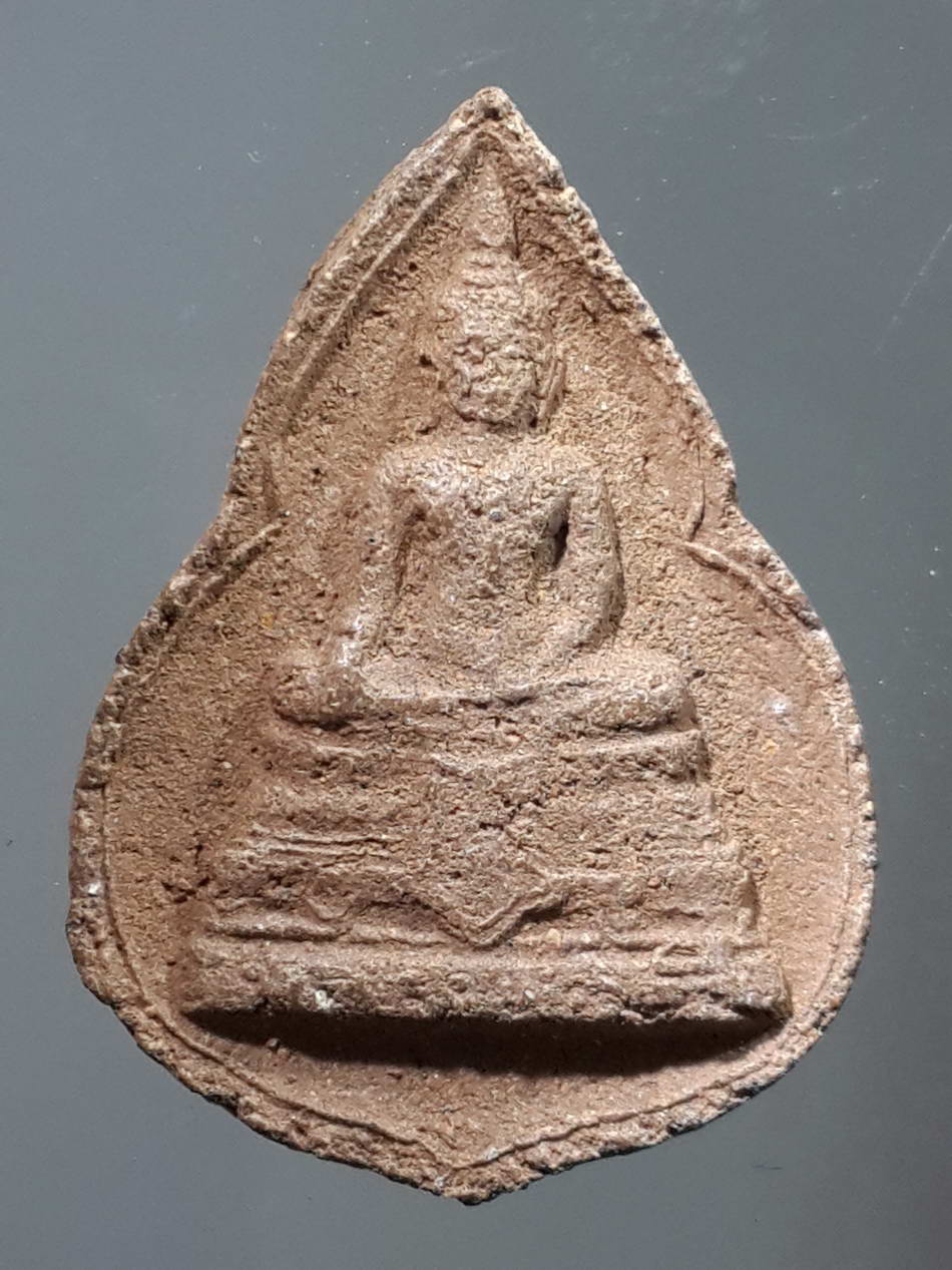 รหัสสินค้า พิจิตร 038 พระกลีบบัวเนื้อผงผสมว่าน พิมพ์พระพุทธ หลวงพ่อลือ วัดวังกลม จังหวัดพิจิตร พระรายการนี้ให้เช่าบูชาแล้ว