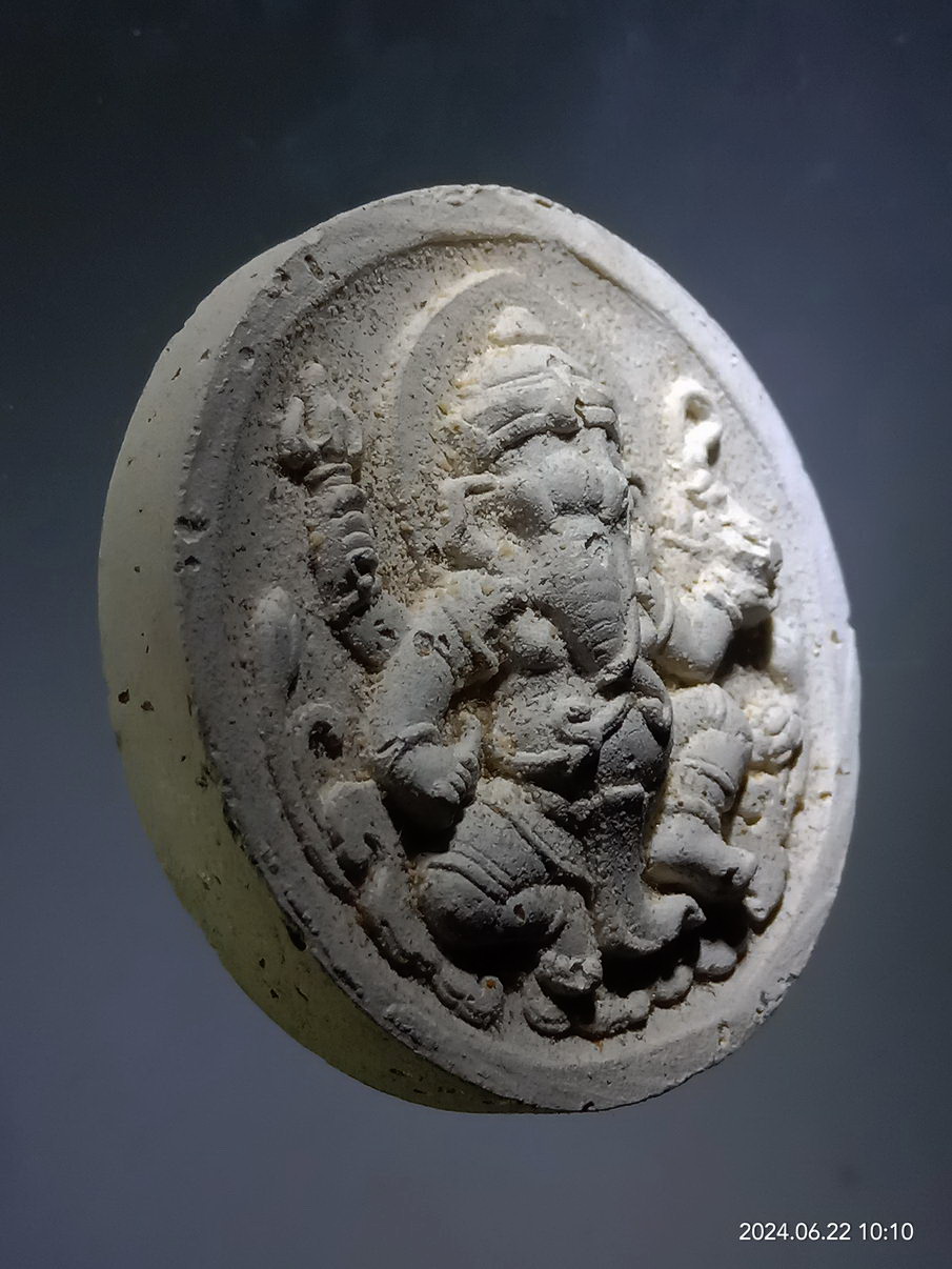 รหัสสินค้า พระเนื้อดิน เนื้อผง เนื้อว่าน 026 พระพิฆเณศวร เทพเจ้าแห่งความสำเร็จ หลังหนุมานเชิญธง ประทับสิงห์ หลวงพ่อแล วัดพระทรง จังหวัดเพชรบุรี สร้างปี 2550