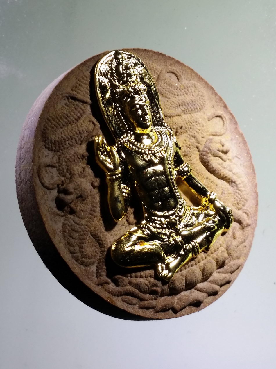 รหัสสินค้า จตุคามรามเทพ 878 พระเทวราชโพธิสัตว์จตุคามรามเทพ รุ่นเฉลิมราชจอมราชันย์ (โคตรเศรษฐียุค 8) เนื้อว่านหน้ากากทอง มีรอยสะกิด ตำแหน่ง 3 นาฬิกา