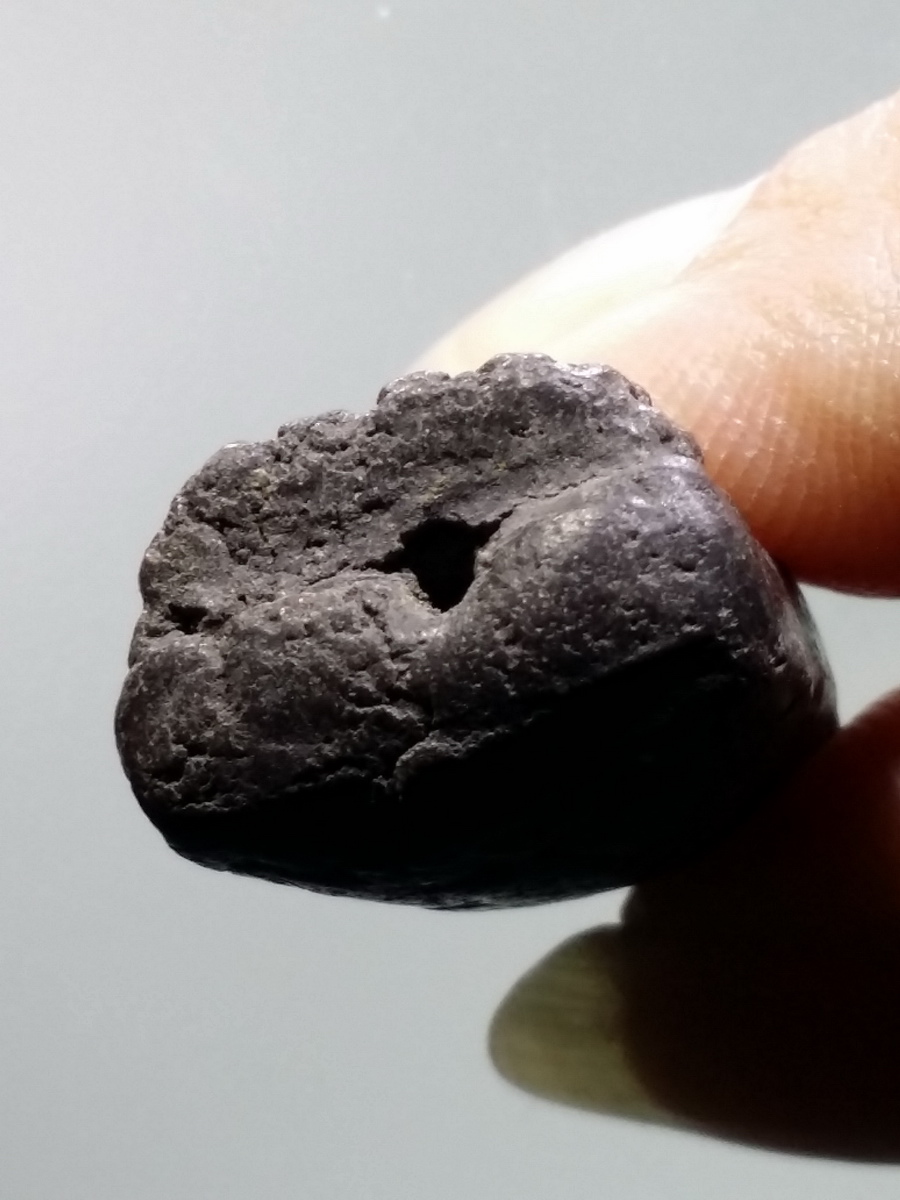 รหัสสินค้า หลวงปู่ทวด วัดต่างๆ 479 หลวงปู่ทวด วัดช้างให้ เนื้อว่าน พิมพ์พระรอด ไม่ทราบปีที่สร้าง