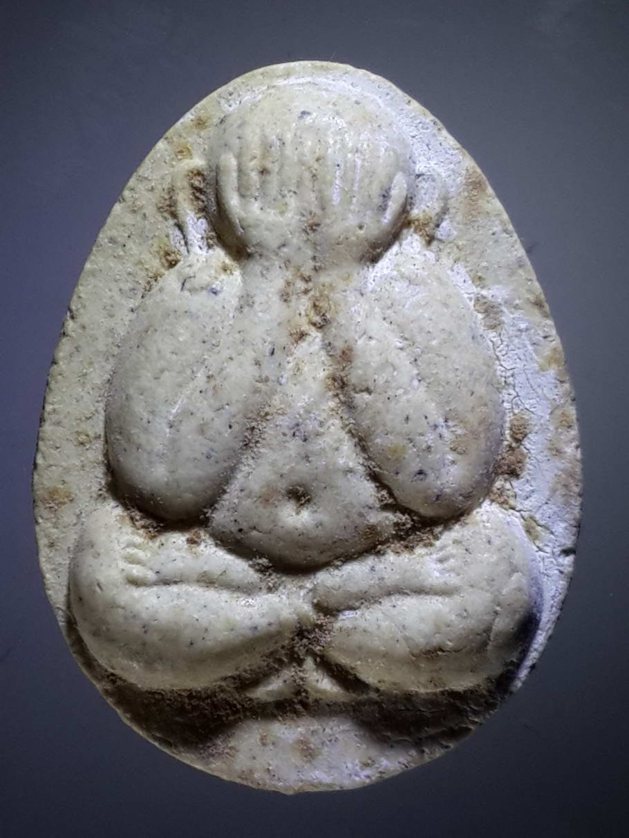 รหัสสินค้า พระปิดตา ทั่วไป 196 พระปิดตาเนื้อผง หลังยันต์ พุทธะจุติ และพุทธะสังมิ หัวใจไตรสรณคมน์ ไม่ทราบที่