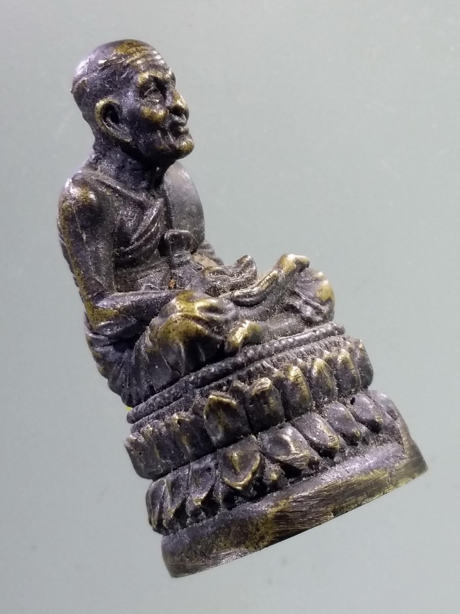 Antig FB 10778 รูปหล่อหลวงปู่ทวด นั่งฐานบัว เนื้อทองเหลืองรมดำ หล่อตัน วัดช้างให้ จังหวัดปัตตานี ไม่ทราบปีที่สร้าง เนื้อหา เก่า มีอายุครับ พระรายการนี้ให้เช่าบูชาแล้ว