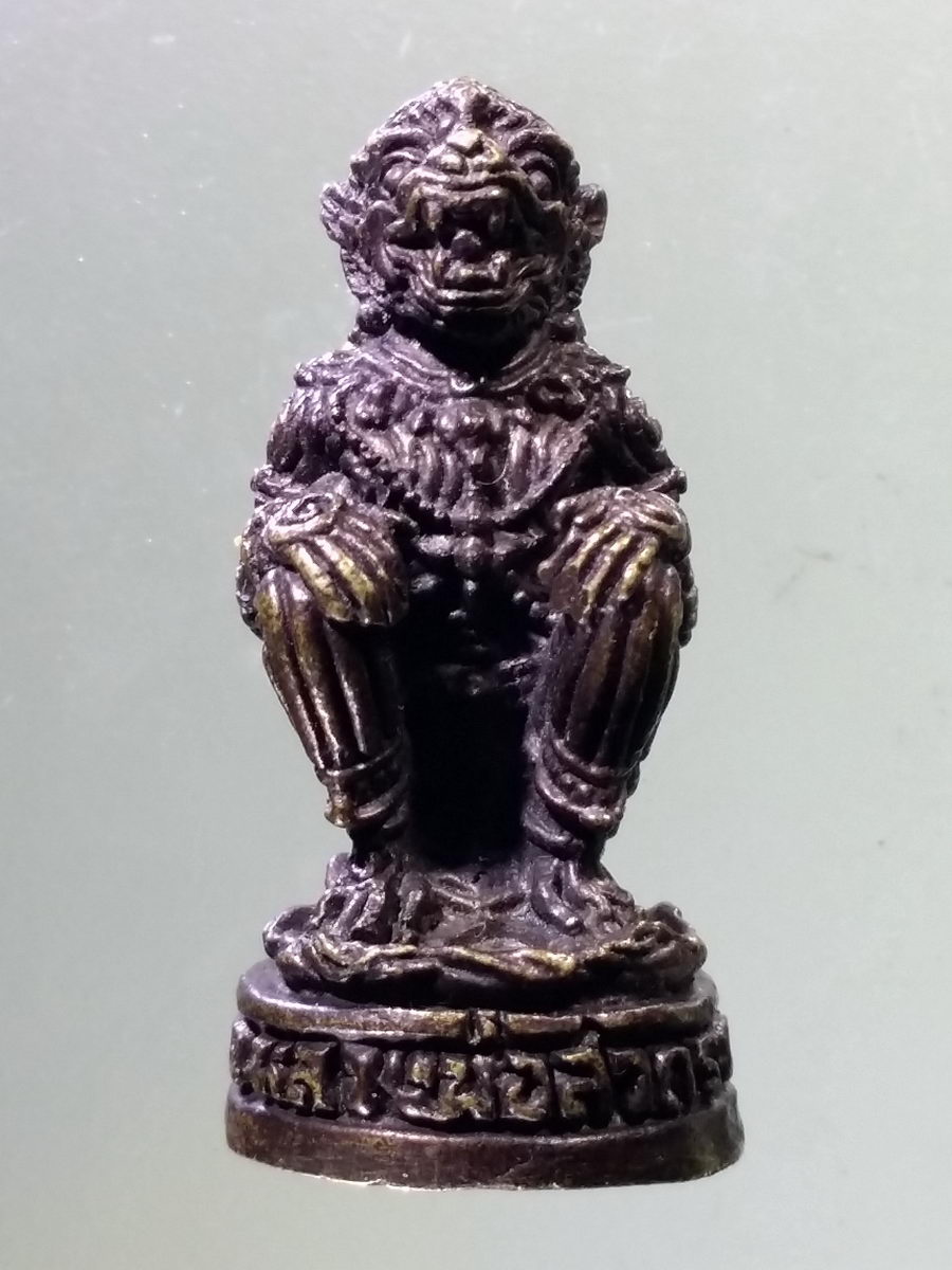 Antig Pim 098 หนุมานเนื้อนวโลหะ หลวงพ่อสาคร วัดหนองกรับ จังหวัดระยอง ตอกโค๊ต ที่ฐาน ด้านหน้า