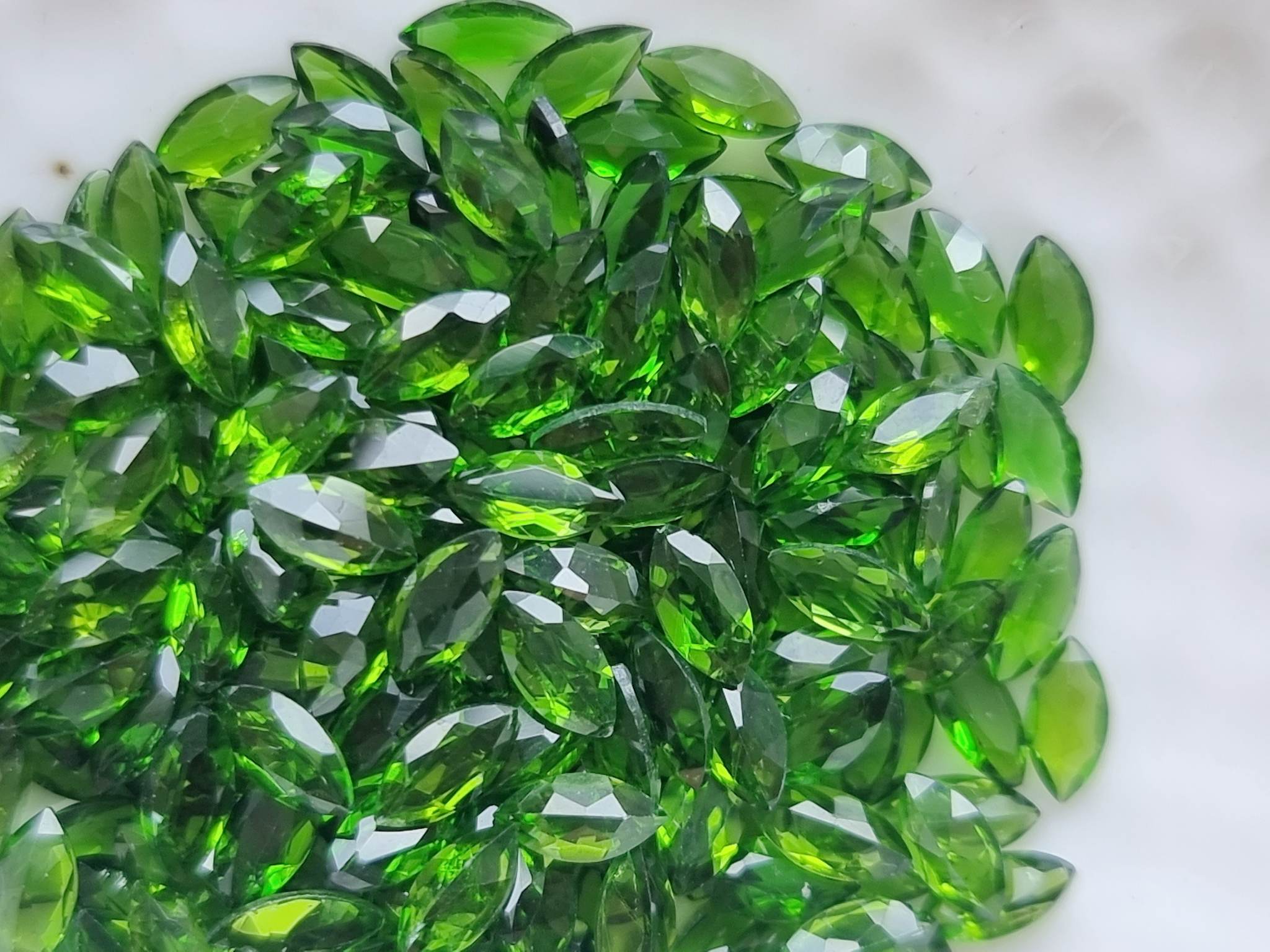 พลอยโครมไดออฟไซด์มาคี 2.5x5 mm. 1 กะรัต