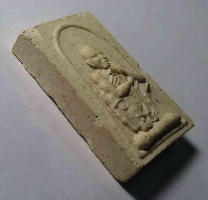 รหัสสินค้า พระเนื้อดิน เนื้อผง เนื้อว่าน 030 สมเด็จรูปเหมือน หลวงพ่อคูณ วัดบ้านไร่ จ.นครราชสีมา หลังยันต์ดวง