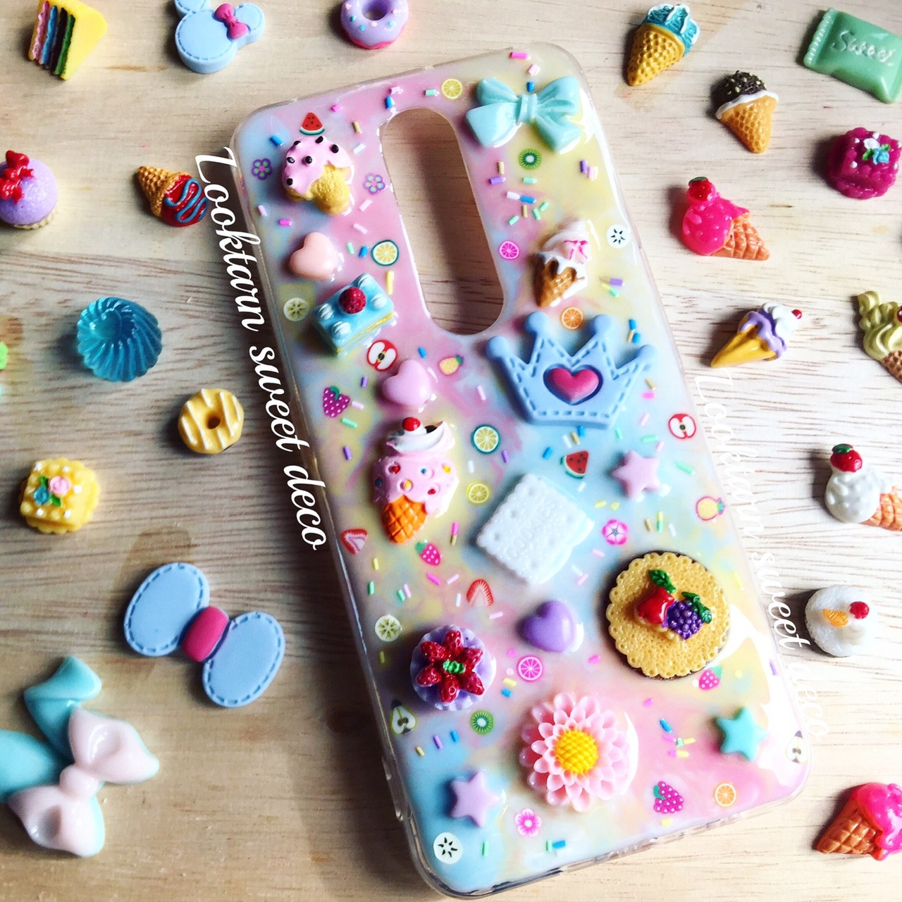 เคสพื้นสีขาว ชมพุ ฟ้า เหลือง โรยกลิสเตอร์