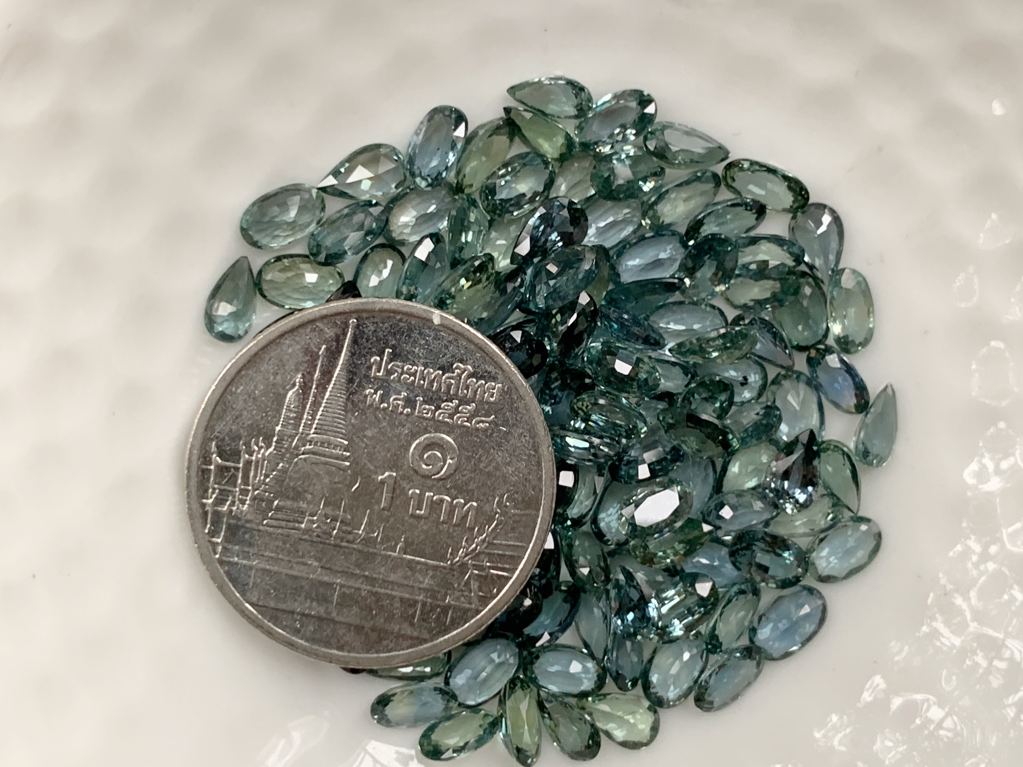 แซฟไฟร์เขียวอมน้ำเงินหยดน้ำ 5x3 mm. 1 กะรัต