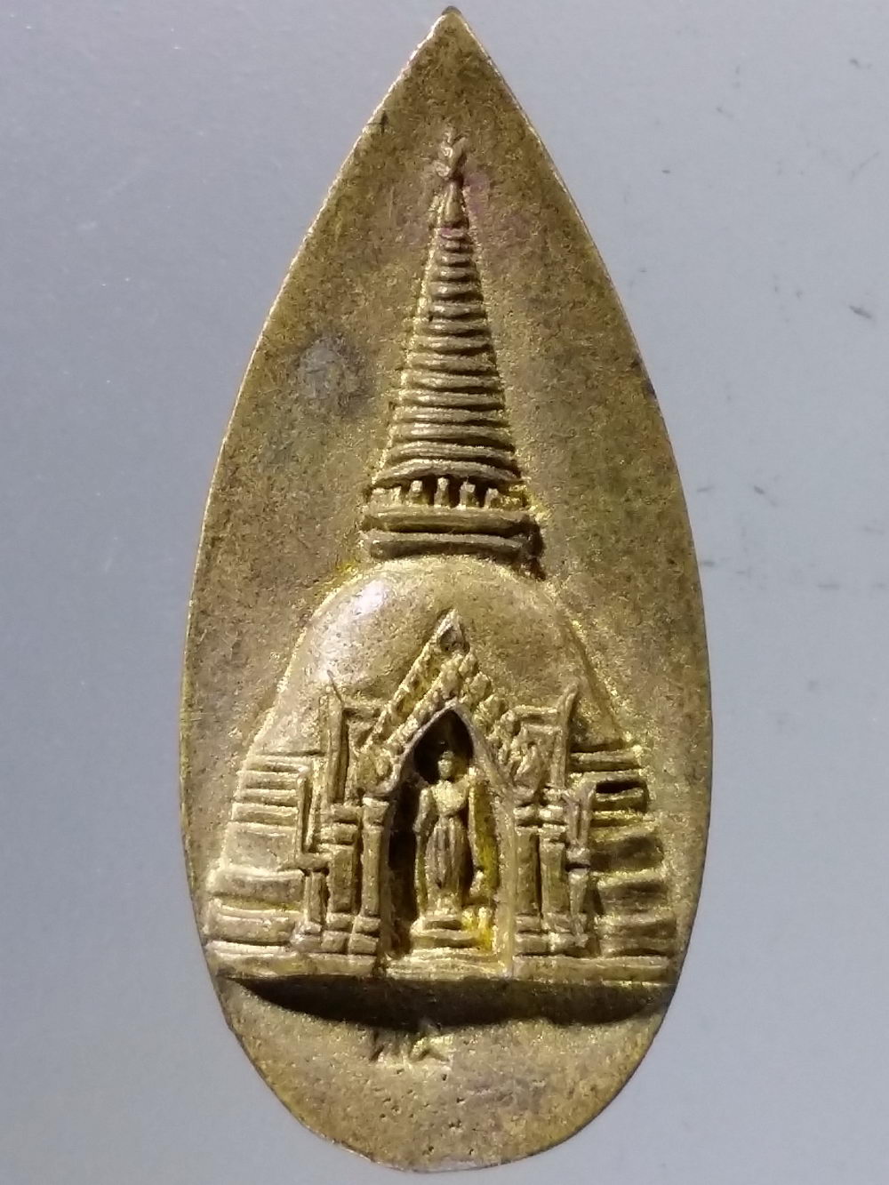 Antig Pim 275 เหรียญหล่อหยดน้ำ เนื้อทองระฆัง พระร่วงโรจนฤทธิ์ วัดพระปฐมเจดีย์ จังหวัดนครปฐม ด้านหลัง มีโค๊ตหล่อในตัว เป็นตัวอักษร ม.๕