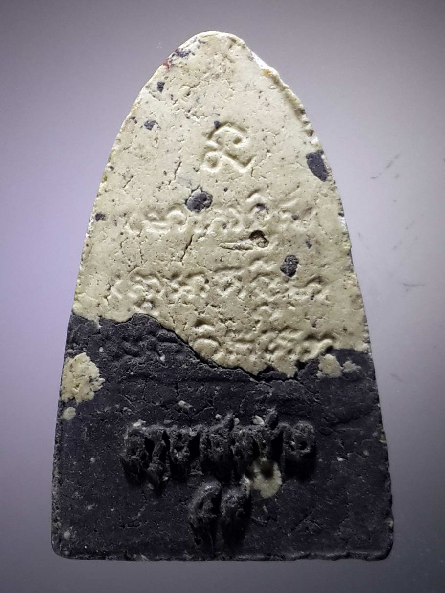 รหัสสินค้า หลวงปู่ทวด วัดต่างๆ 360 หลวงปู่ทวด เนื้อผงก้นครก สีทูโทน ขาวดำ ครูบาสมชาย อาศรมสถาน ต.หนองแหน จ.ฉเชิงเทรา ปี 2554 ฝังมวลสารกลางองค์ด้านหลัง