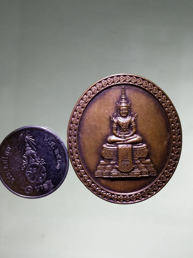 รหัสสินค้า เหรียญพระพุทธ 4257 เหรียญพระแก้วมรกต พระพุทธมหามณีรัตนปฏิมากร หลังกงล้อธรรมจักร ที่ระลึกวิสาขบูชาพุทธบูชา ปี 2554 พิธีพุทธาภิเษกท้องสนามหลวง