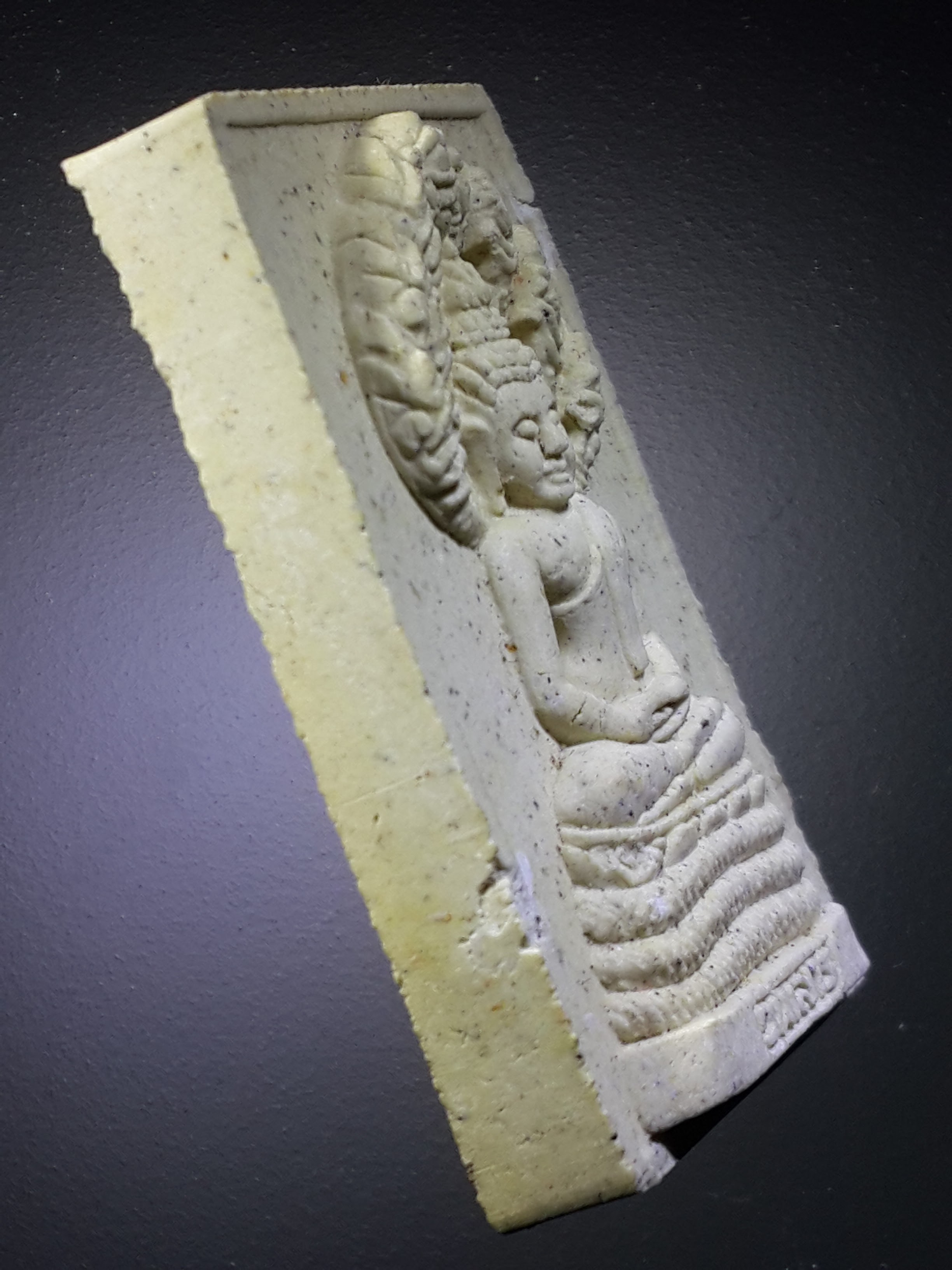 รหัสสินค้า พระมีกล่อง 402 พระผงประจำวันเกิด วันเสาร์ ผสมผงอังคารบูรพาจารย์ สายหลวงปู่มั่น ภูริทัตโต รุ่นสร้างมณฑป ปี 2557 จัดสร้างโดย วัดผาตากเสื้อ พระรายการนี้ให้เช่าบูชาแล้ว