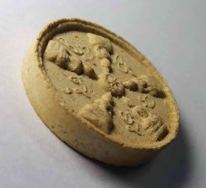 รหัสสินค้า พระเนื้อดิน เนื้อผง เนื้อว่าน 128 พระผงพิมพ์พระเจ้าห้าพระองค์ หลังยันต์คาถาบารมี 30 ทัศ