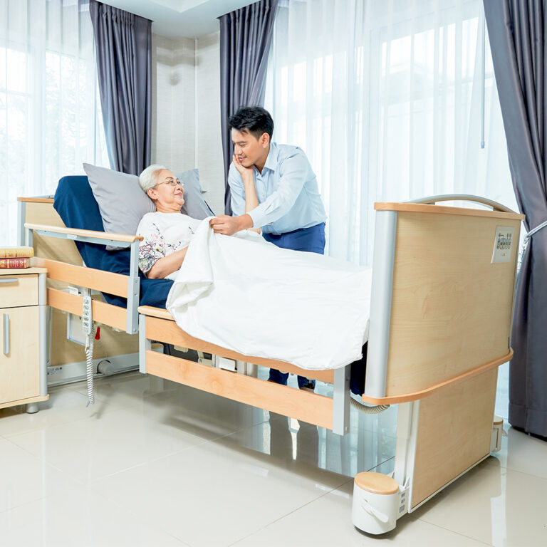 ชุดเตียงผู้ป่วยปรับไฟฟ้า FLOORE มีไฟใต้เตียง และแบตเตอรี่สำรองไฟ ราวกั้นเตียงแบบ ModuFlex แบ่งเป็นสองตอนแบบเต็มเตียง (ปรับเตียงต่ำสุด 23 cm.) + พร้อมที่นอนเพื่อสุขภาพ MEMORY FOAM + ชุดผ้าปูที่นอน + ผ้ายางรองกันเปื้อน