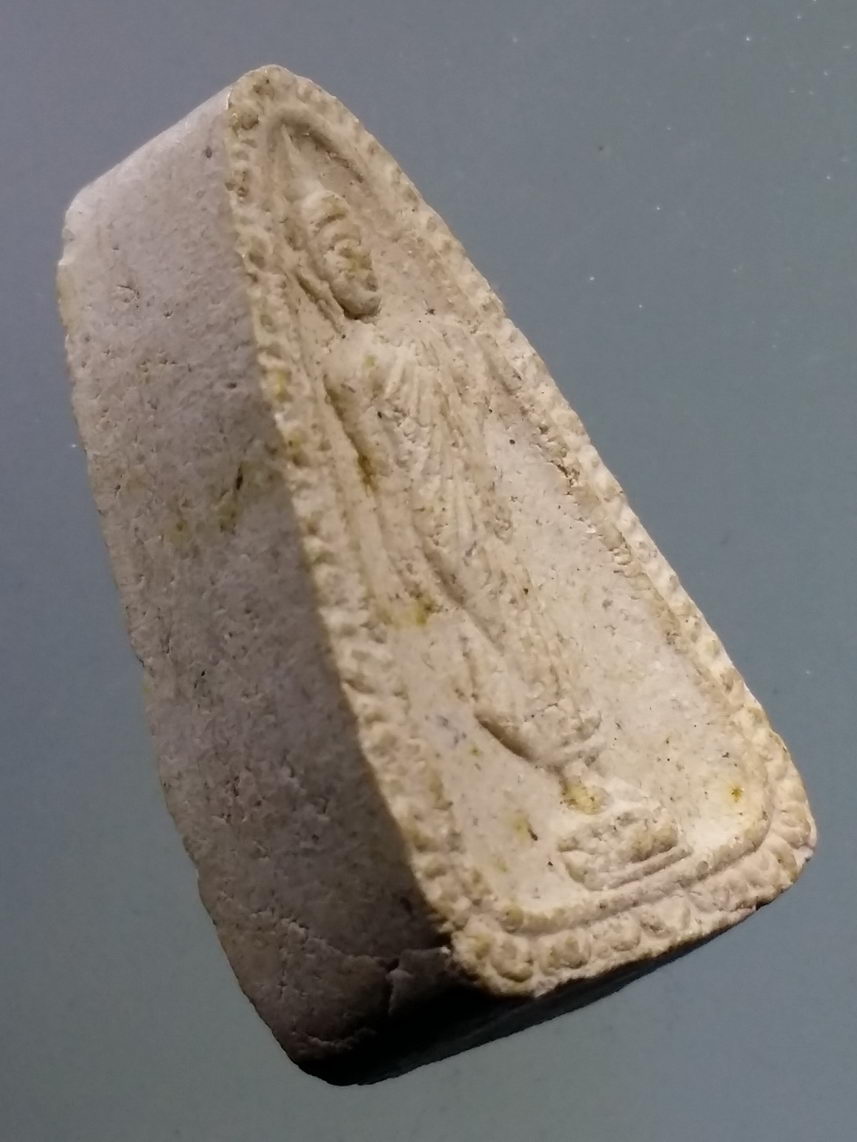 รหัสสินค้า พระไม่ทราบที่ 575 พระลีลาเนื้อผง ประทานพร หลังยันต์ ไม่ทราบที่