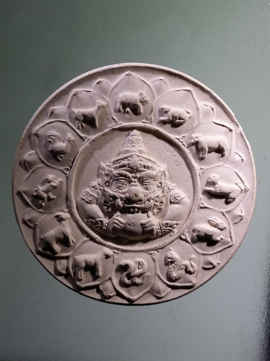 รหัสสินค้า จตุคามรามเทพ 980 จตุคามรามเทพ รุ่น เก้าหน้ามหาโชคมหาเศรษฐี วัดอ้ายเขียว เนื้อกระเบื้องเคลือบเหลือง