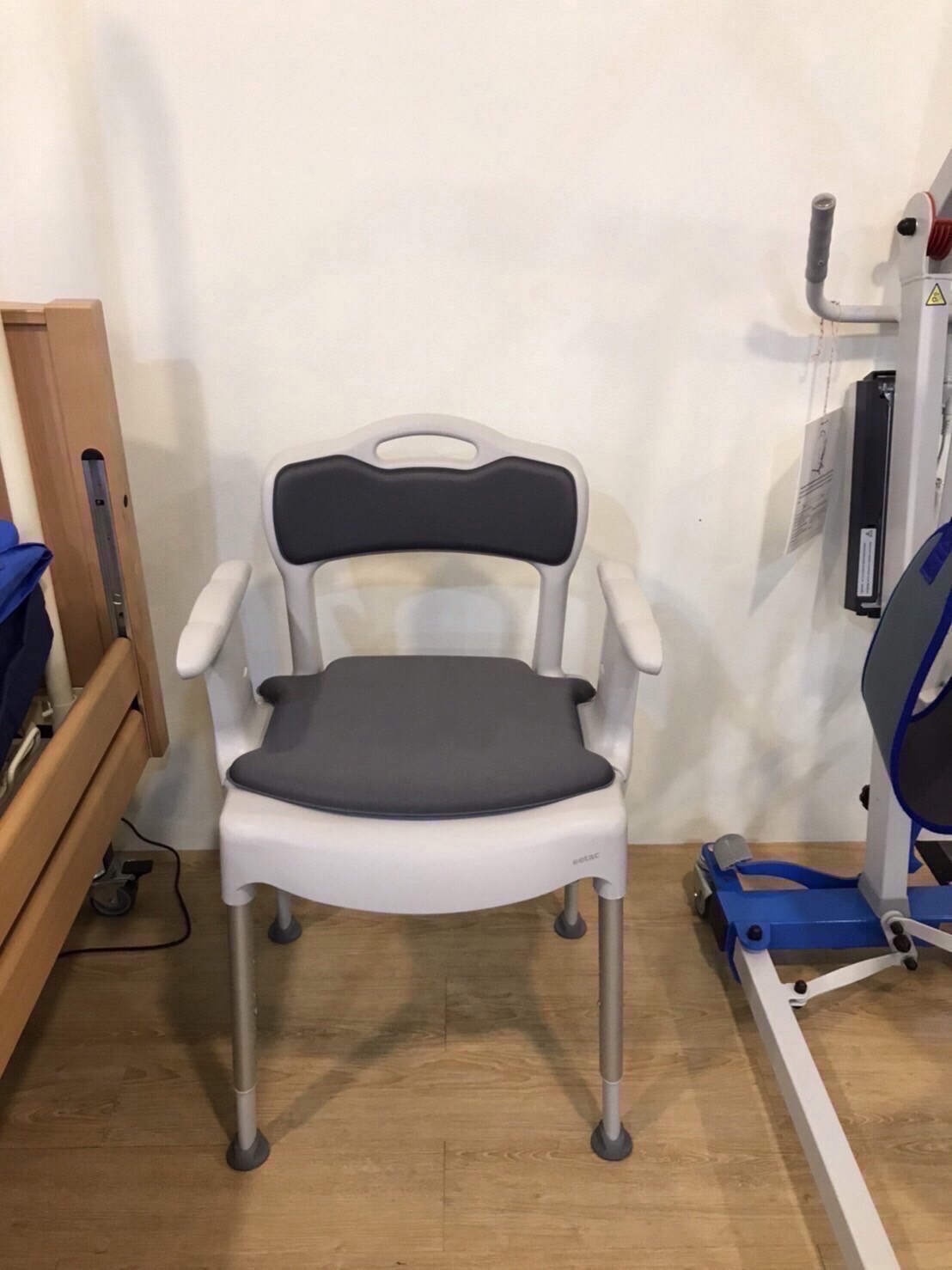 เก้าอี้นั่งถ่าย เก้าอี้อาบน้ำ พับได้ อเนกประสงค์ 3 in 1 อีแทค คอมโหมด สวิฟท์ (Etac Commode Swift) ถอดชิ้นส่วนได้ พกพาสะดวก แบรนด์คุณภาพสูงจากประเทศสวีเดน รับประกันศูนย์ไทย 1 ปี (รุ่นยอดนิยม)