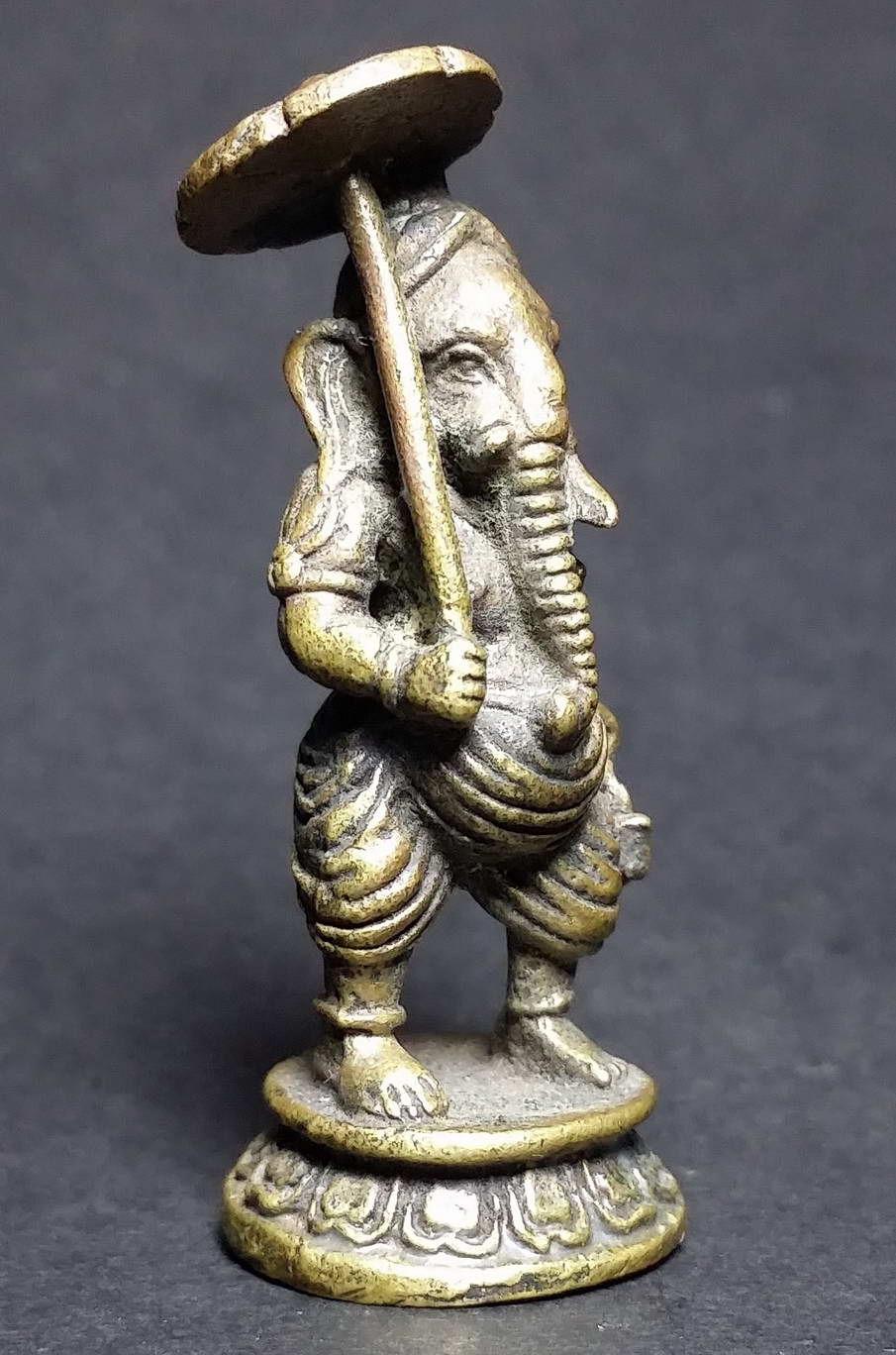 รหัสสินค้า พระกริ่ง พระหล่อ 470 รูปหล่อพระพิฆเณศวร ปางถือใบบัวเป็นร่ม และถือกาน้ำ งานทอง เหลืองเก่า น่าสะสม