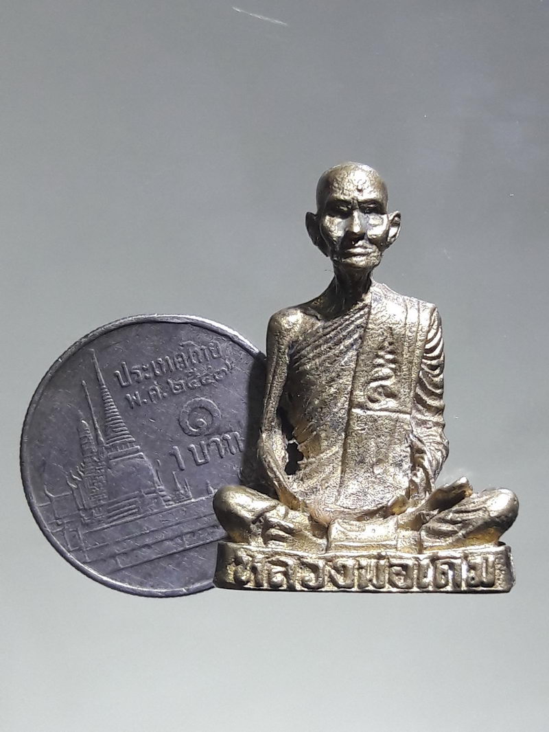 รหัสสินค้า พระมีกล่อง 299 รูปหล่อหลวงพ่อเดิม วัดหนองโพ ใต้ฐานหล่อยันต์พุทธซ้อน ออกวัดโคกเดื่อ อำเภอไพศาลี จังหวัดนครสวรรค์ ขนาดเทียบกับเหรียญบาท กล่องเดิม